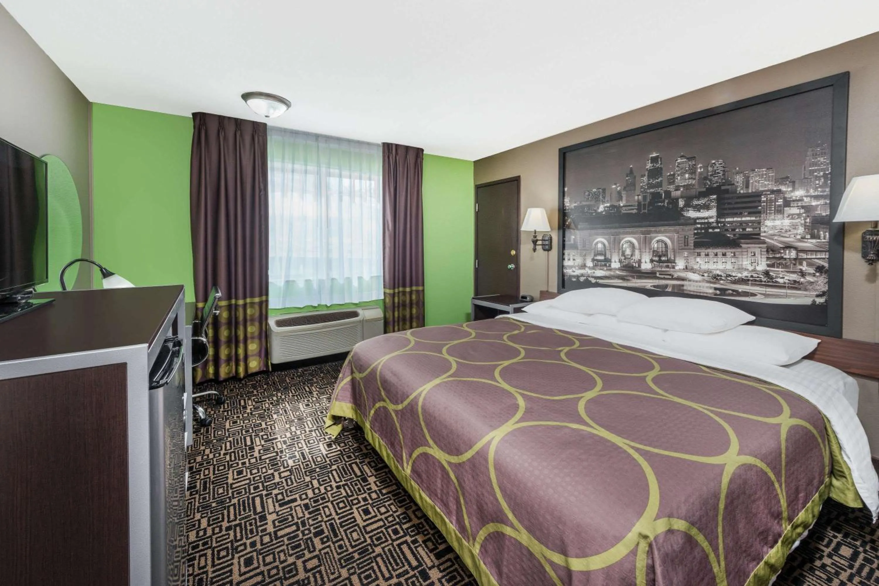 On site, Bed in Super 8 by Wyndham Warrensburg