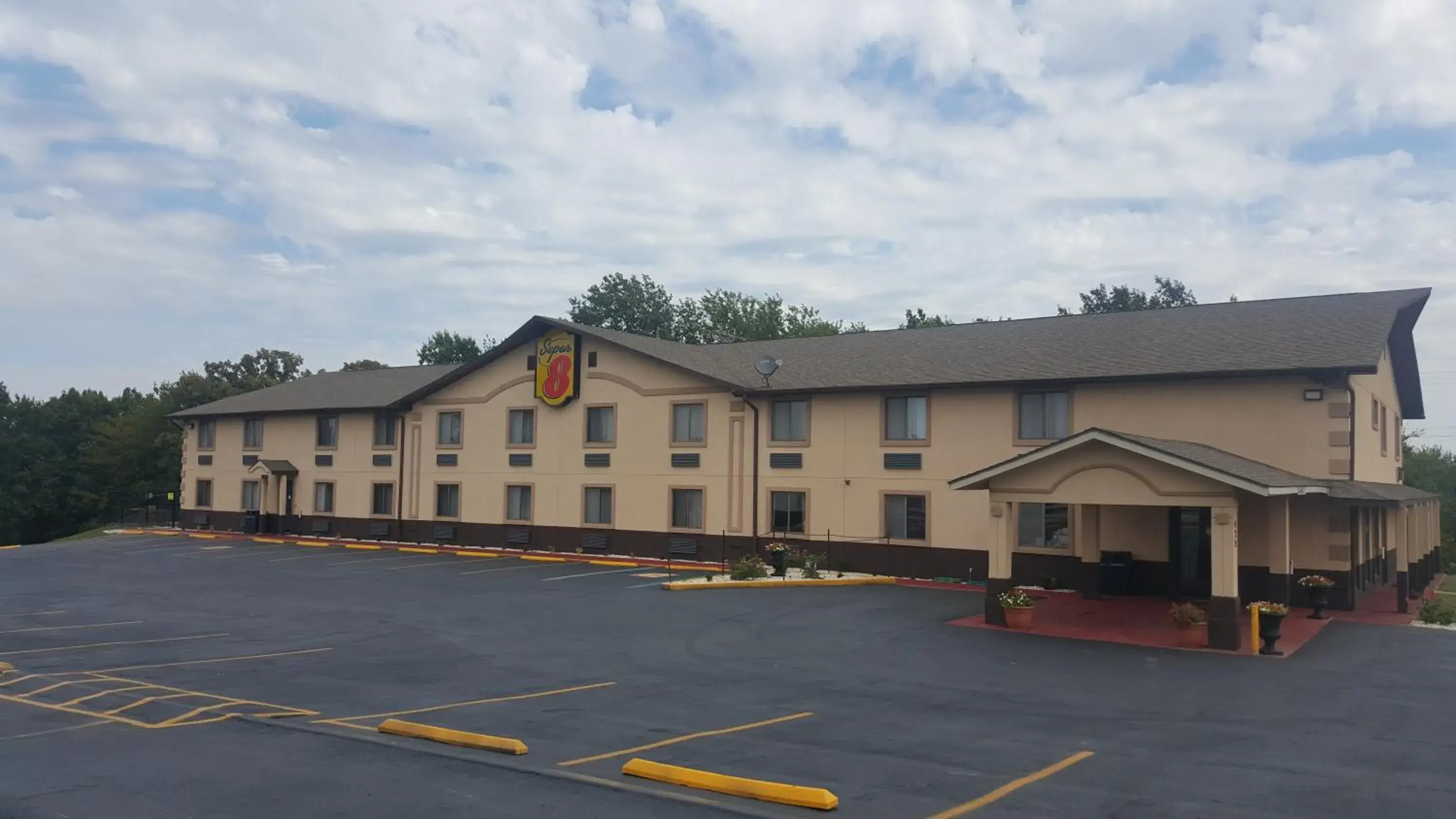 Property building in Super 8 by Wyndham Warrensburg Property building in Super 8 by Wyndham Warrensburg