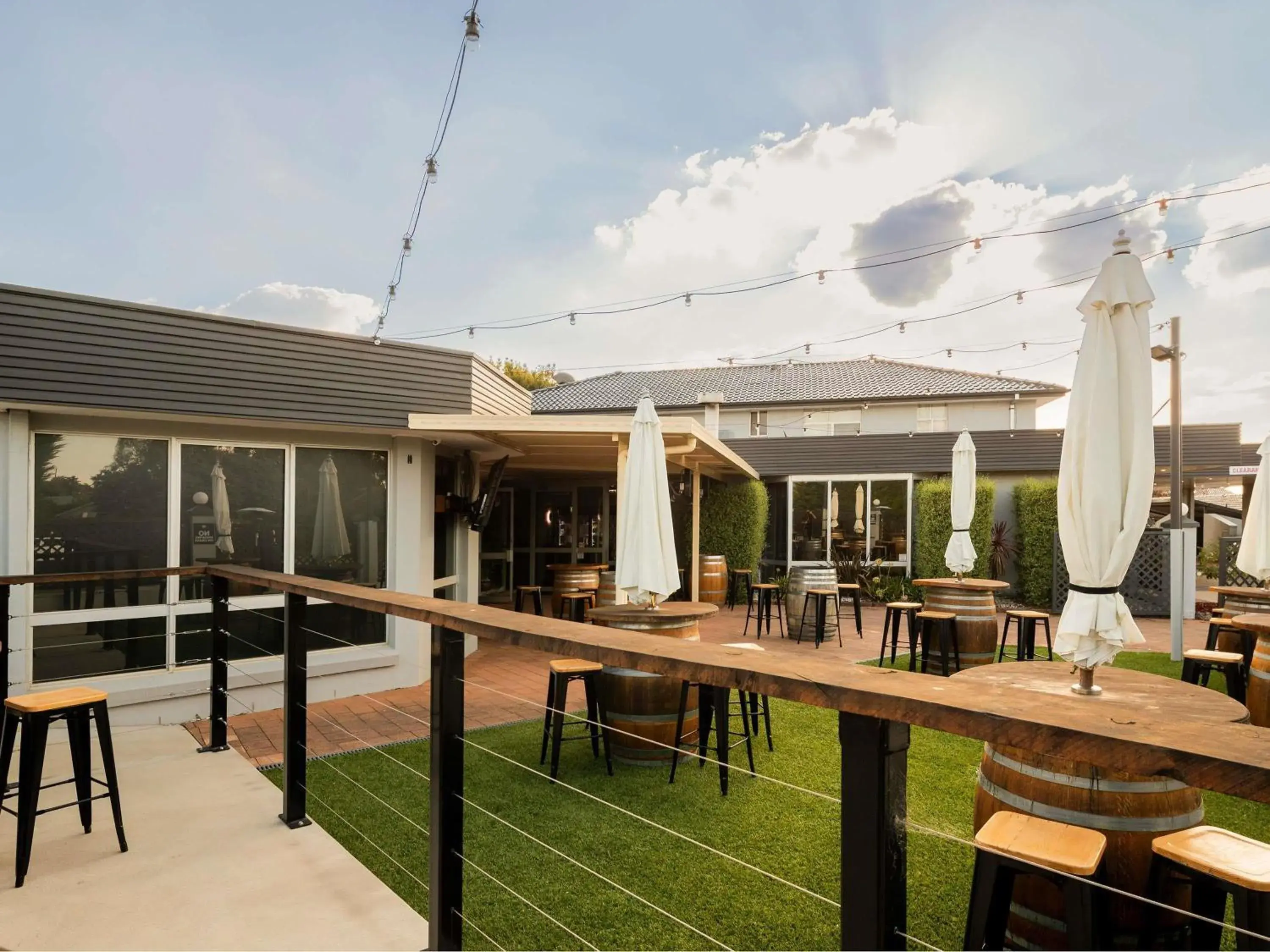 Lounge or bar in ibis Styles Orange Lounge or bar in ibis Styles Orange