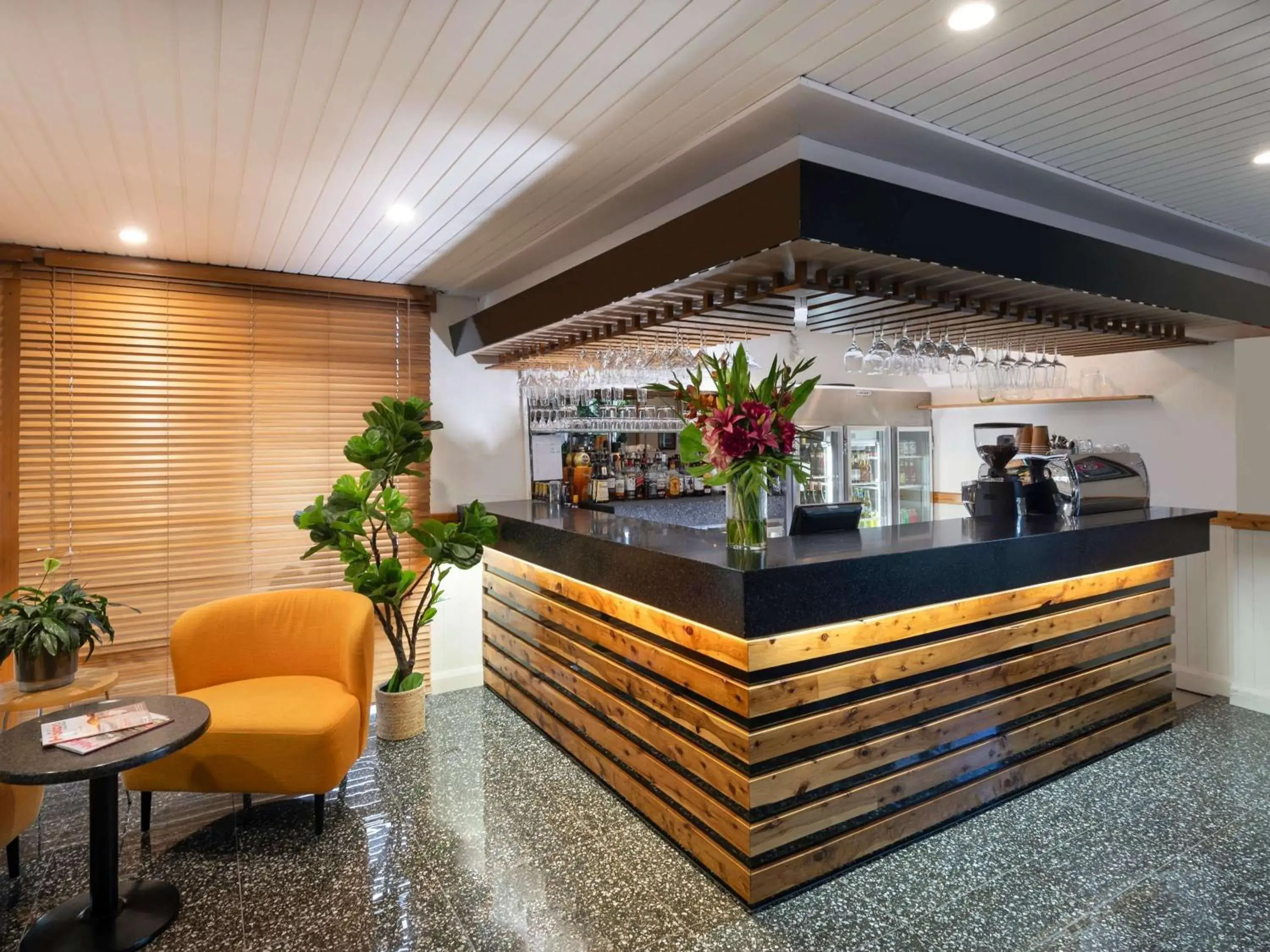 Lounge or bar in ibis Styles Orange Lounge or bar in ibis Styles Orange