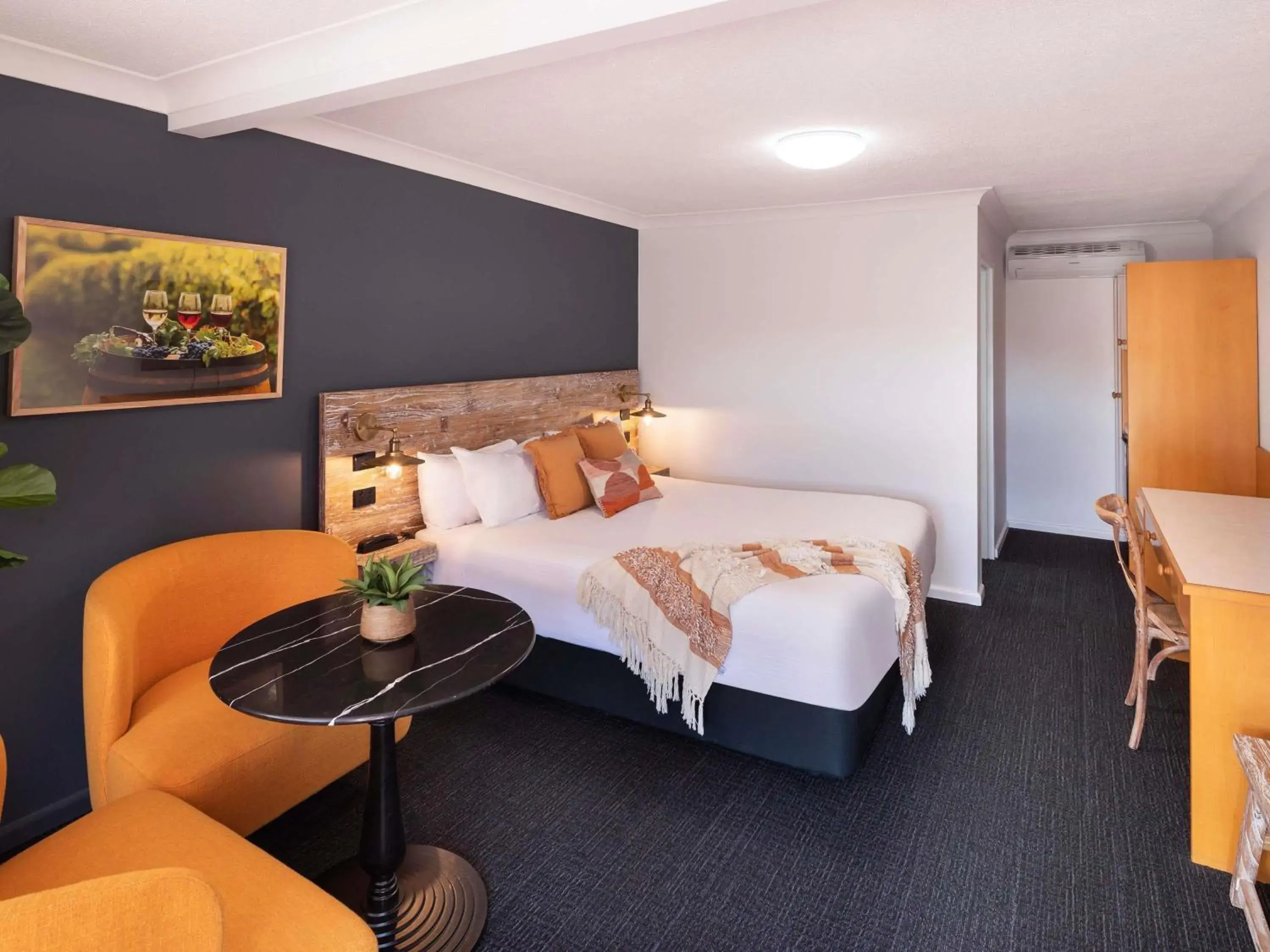 Property building, Bed in ibis Styles Orange Property building, Bed in ibis Styles Orange