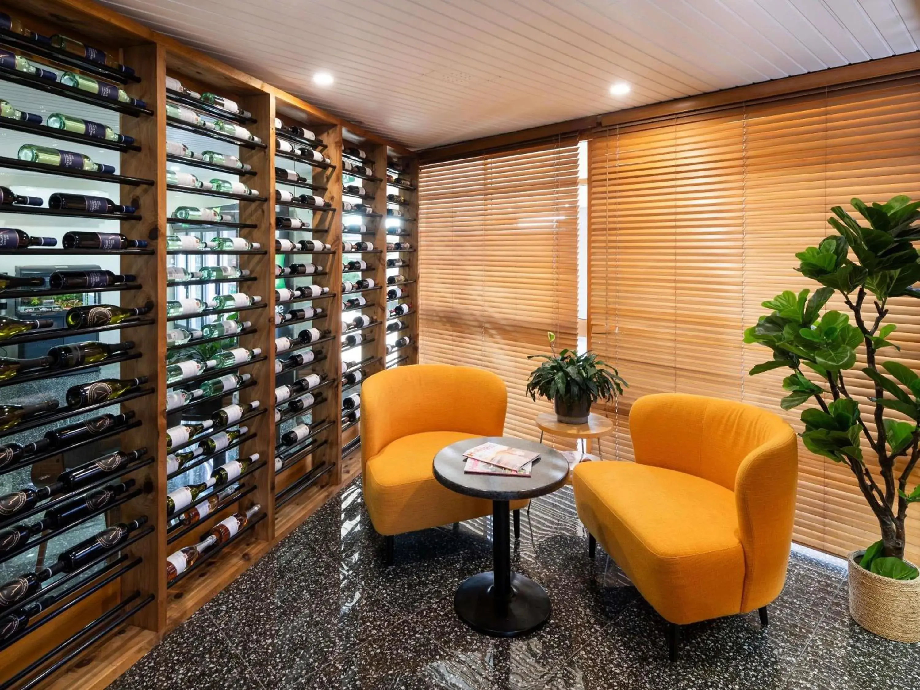 Lounge or bar in ibis Styles Orange Lounge or bar in ibis Styles Orange