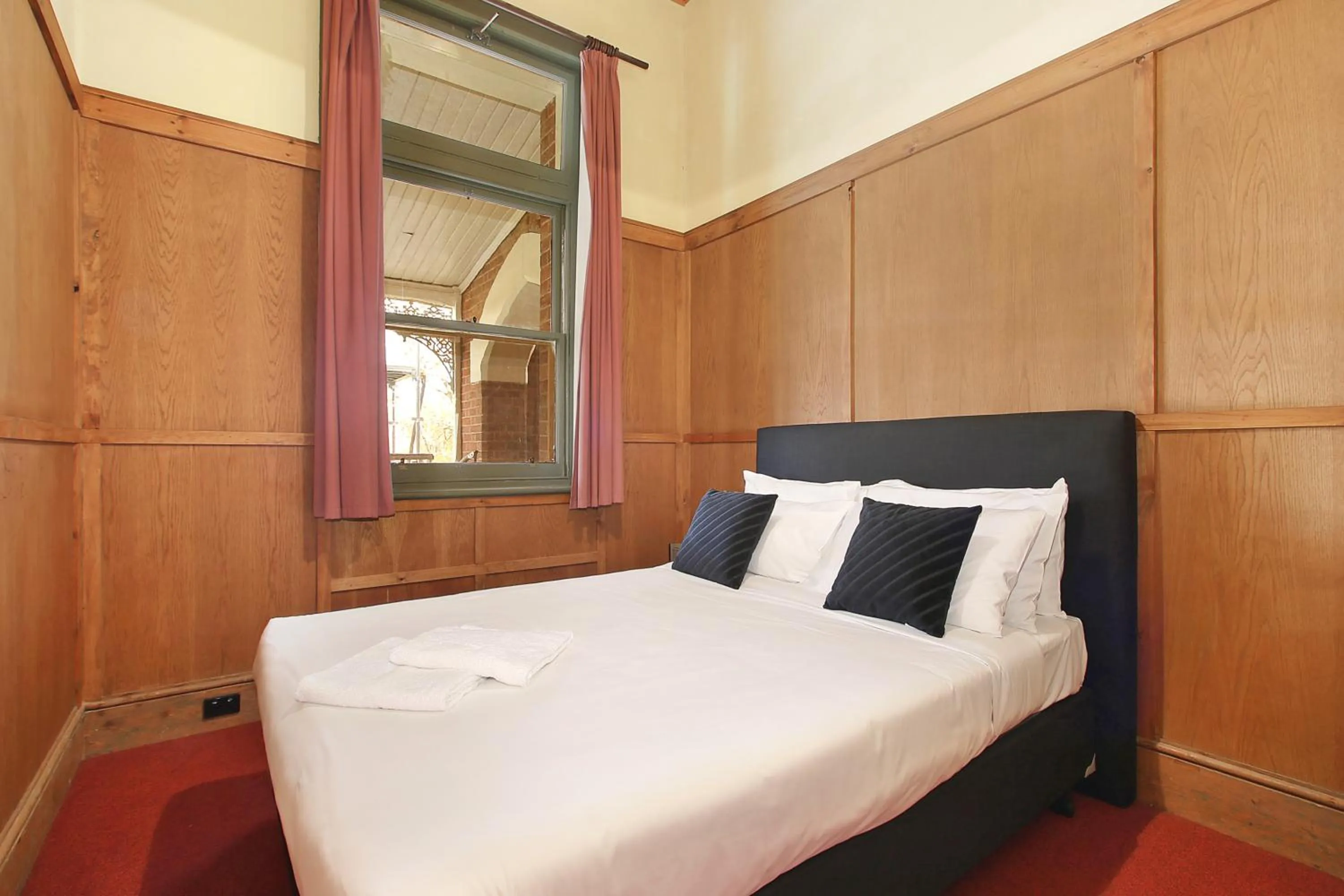 Photo of the whole room, Bed in The Old Priory