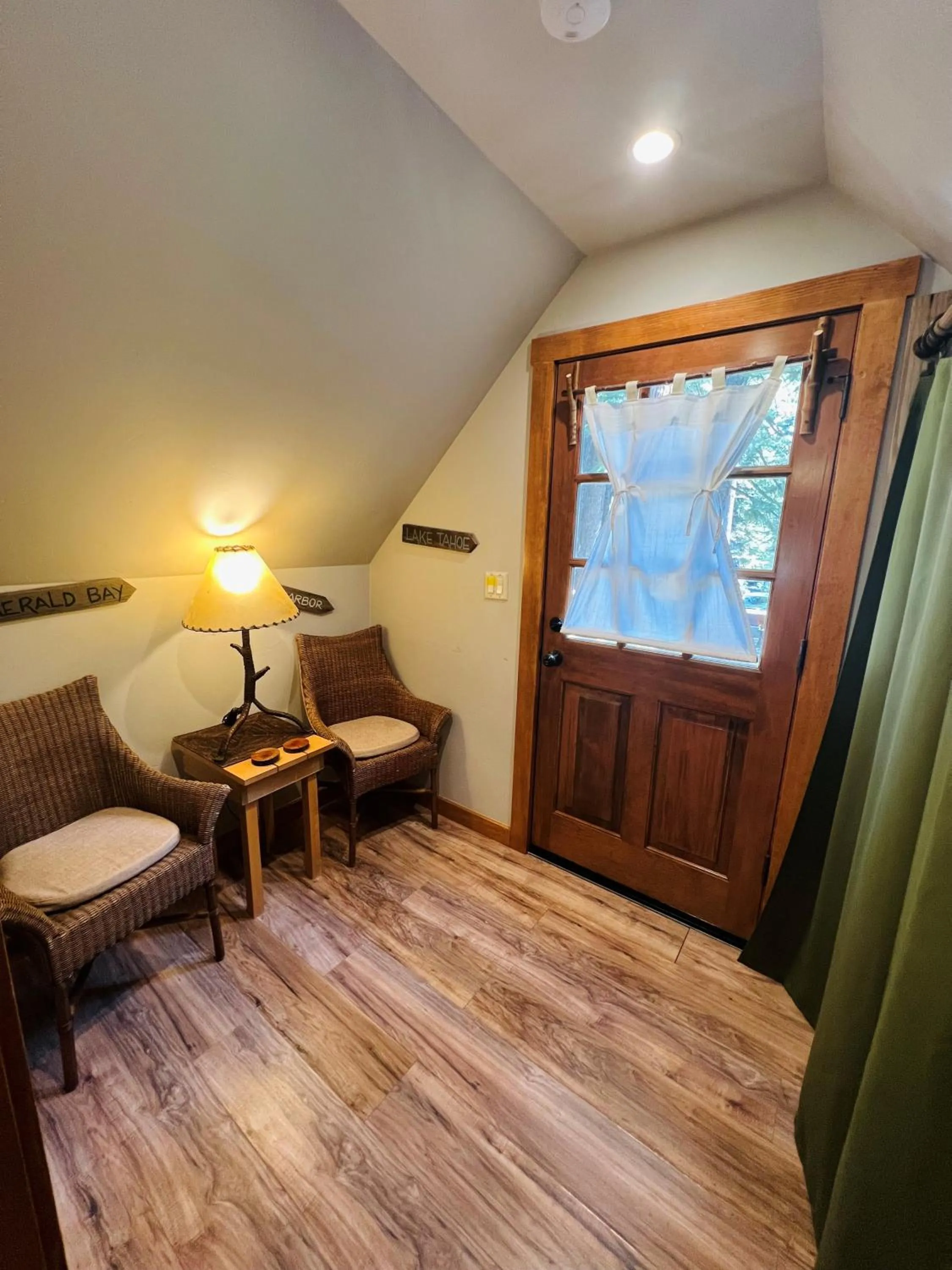 Seating area in Cottage Inn At Lake Tahoe