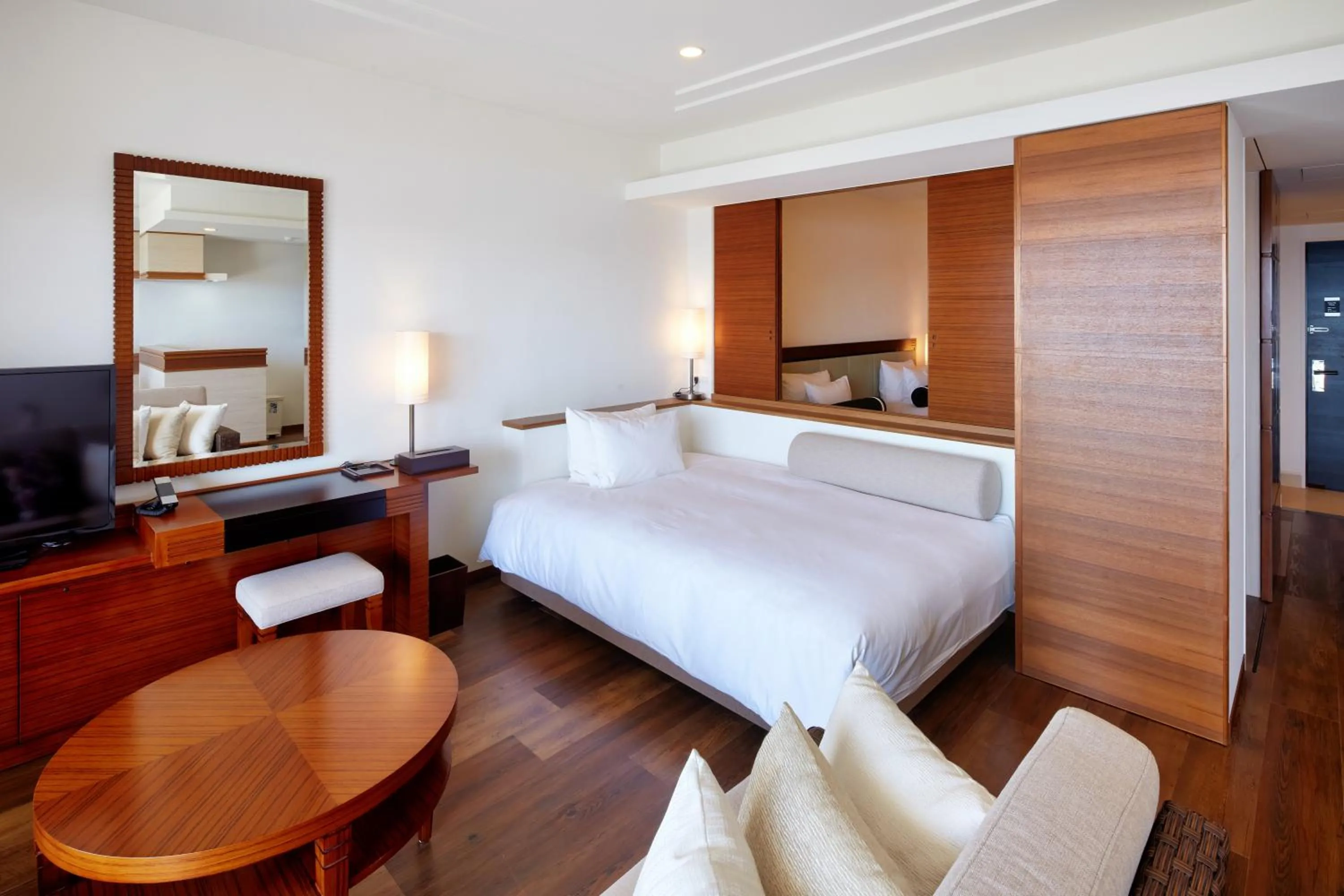 Photo of the whole room, Bed in Ala Mahaina Condo Hotel