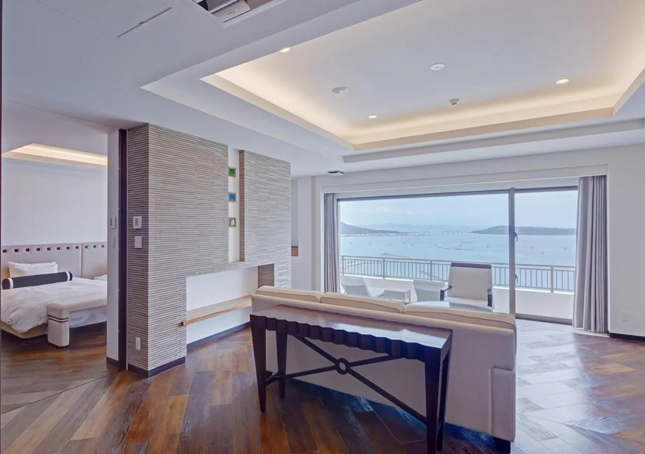 Living room, Bed in Ala Mahaina Condo Hotel