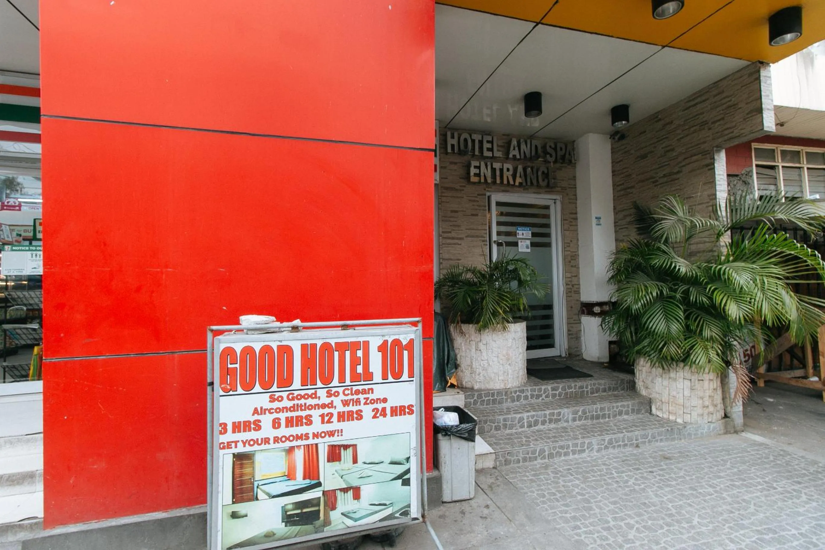 Facade/entrance in RedDoorz near Bambang Station