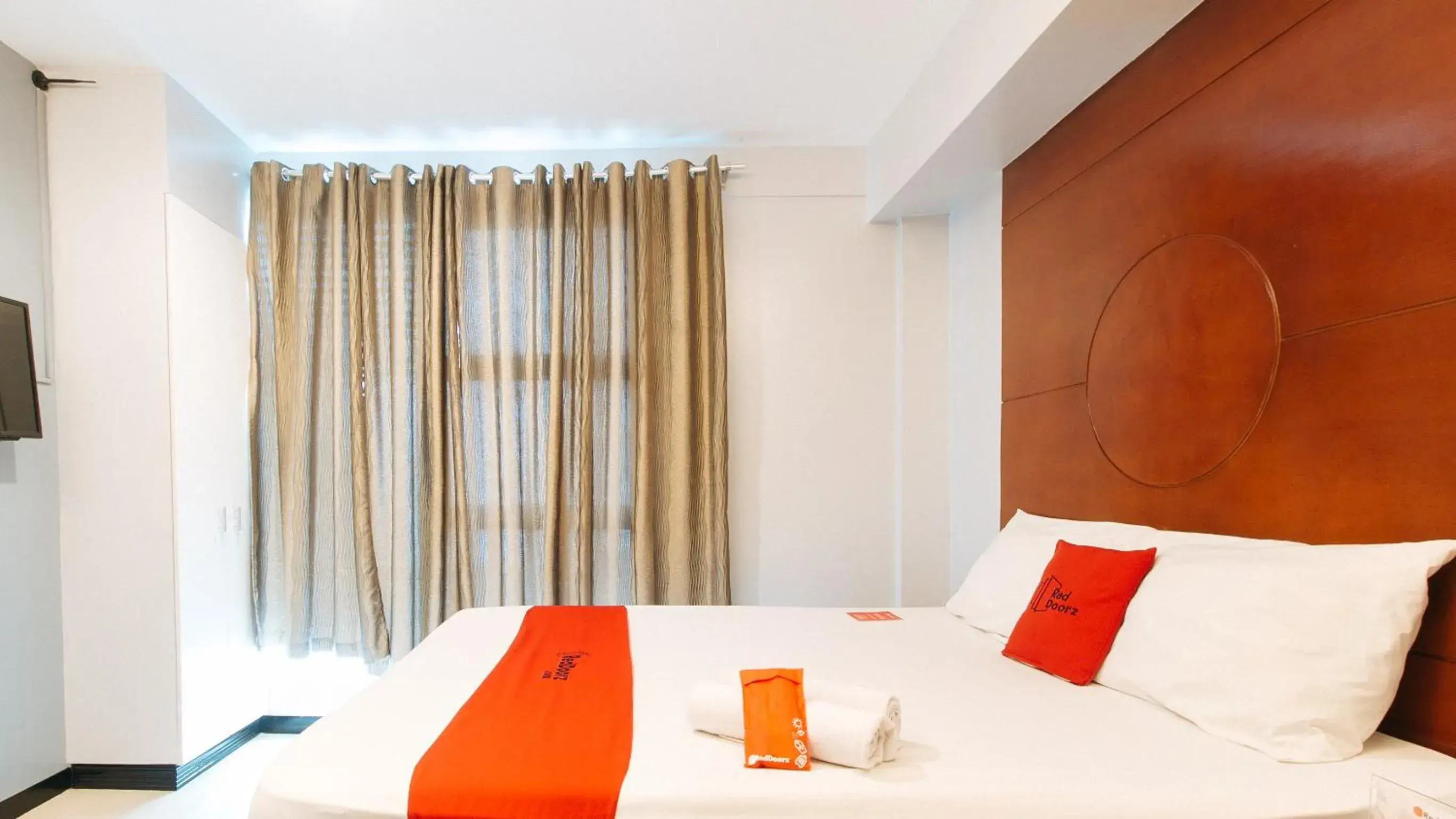 Photo of the whole room, Bed in RedDoorz near Bambang Station Photo of the whole room, Bed in RedDoorz near Bambang Station