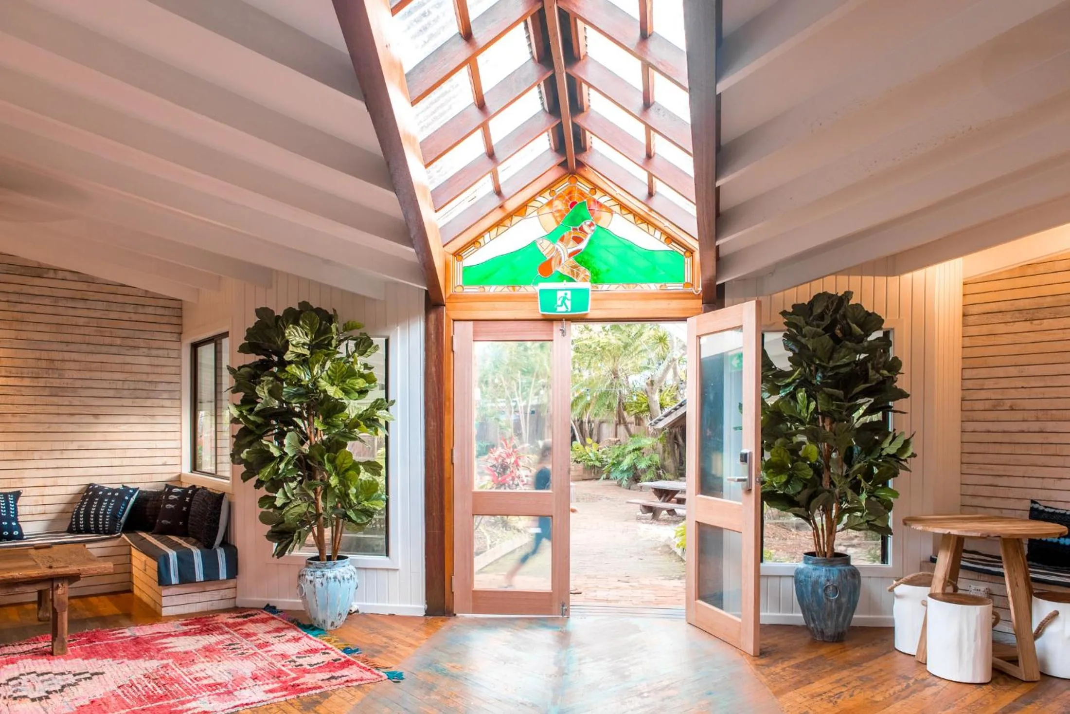 Communal lounge/ TV room in Wake Up! Byron Bay