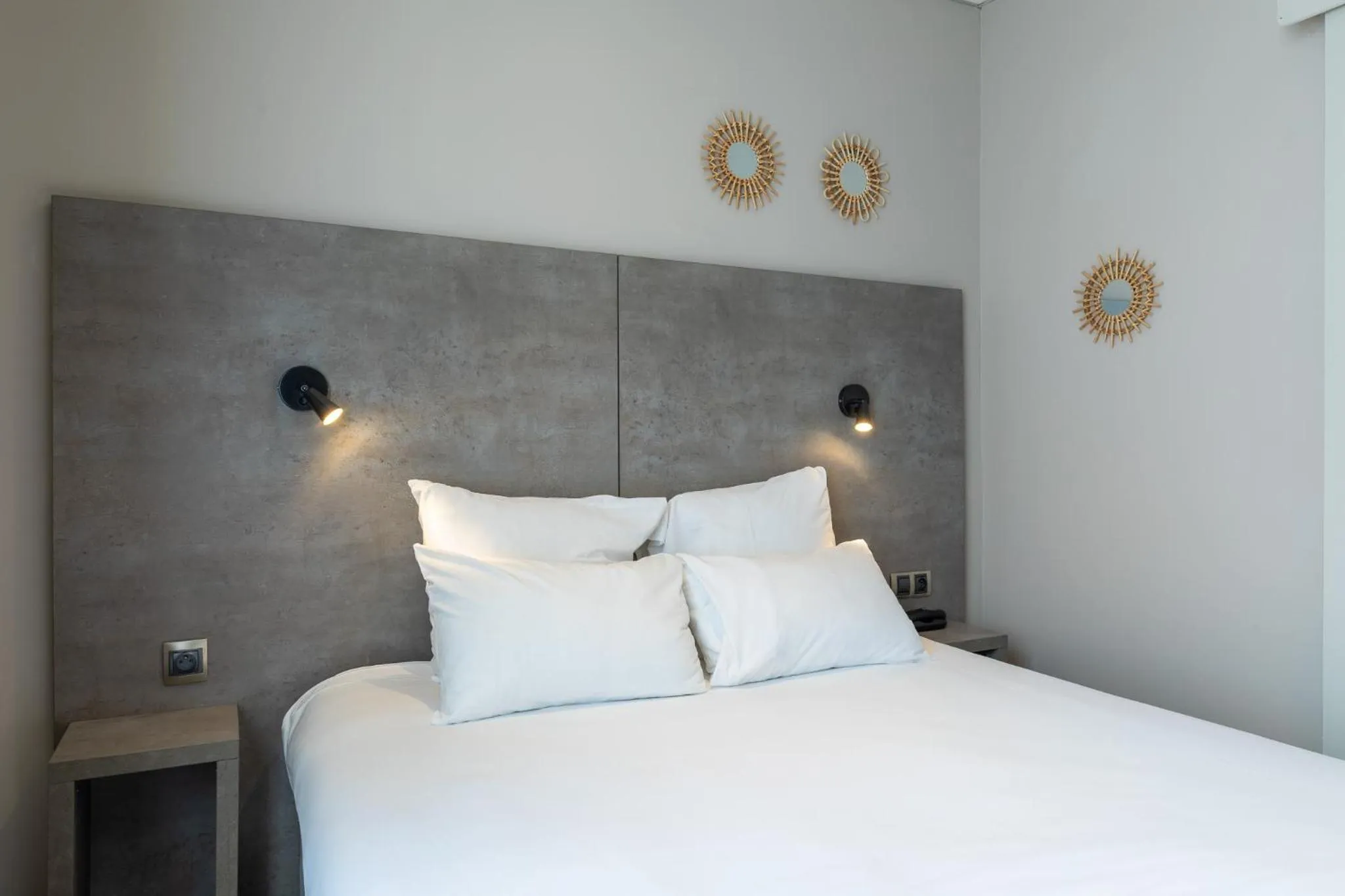 Bedroom, Bed in 1924 Hôtel