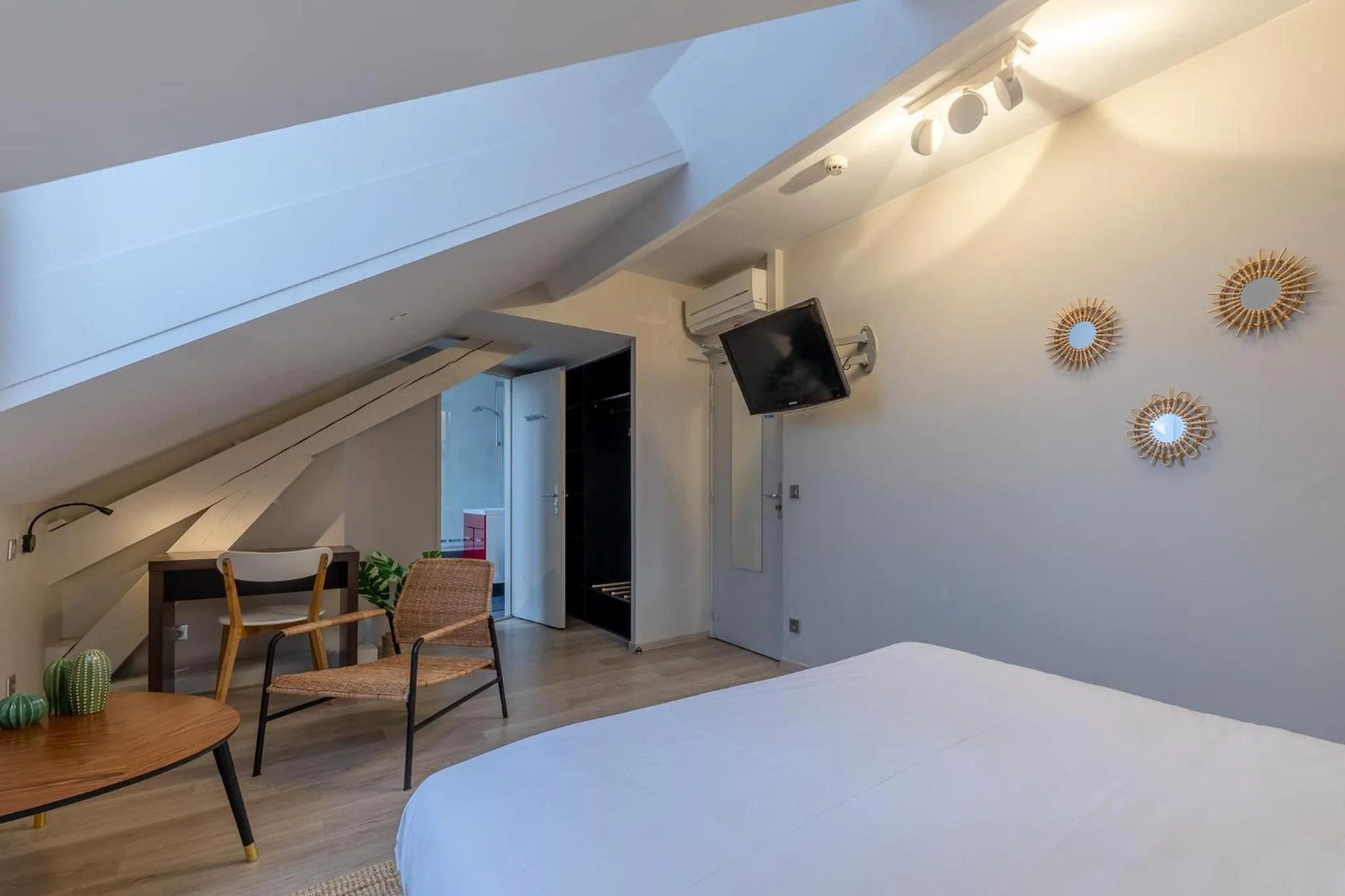 Bedroom, Bed in 1924 Hôtel