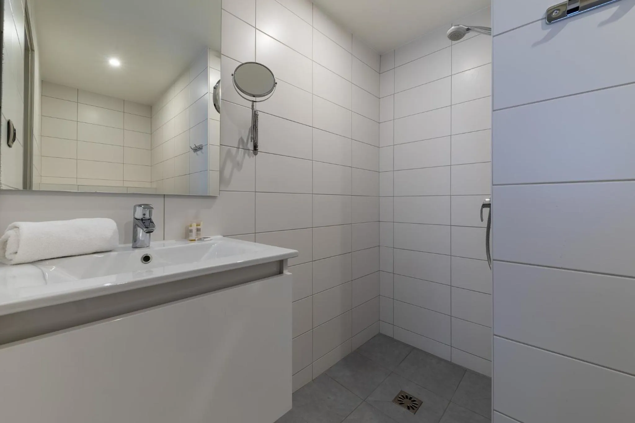 Bathroom in 1924 Hôtel