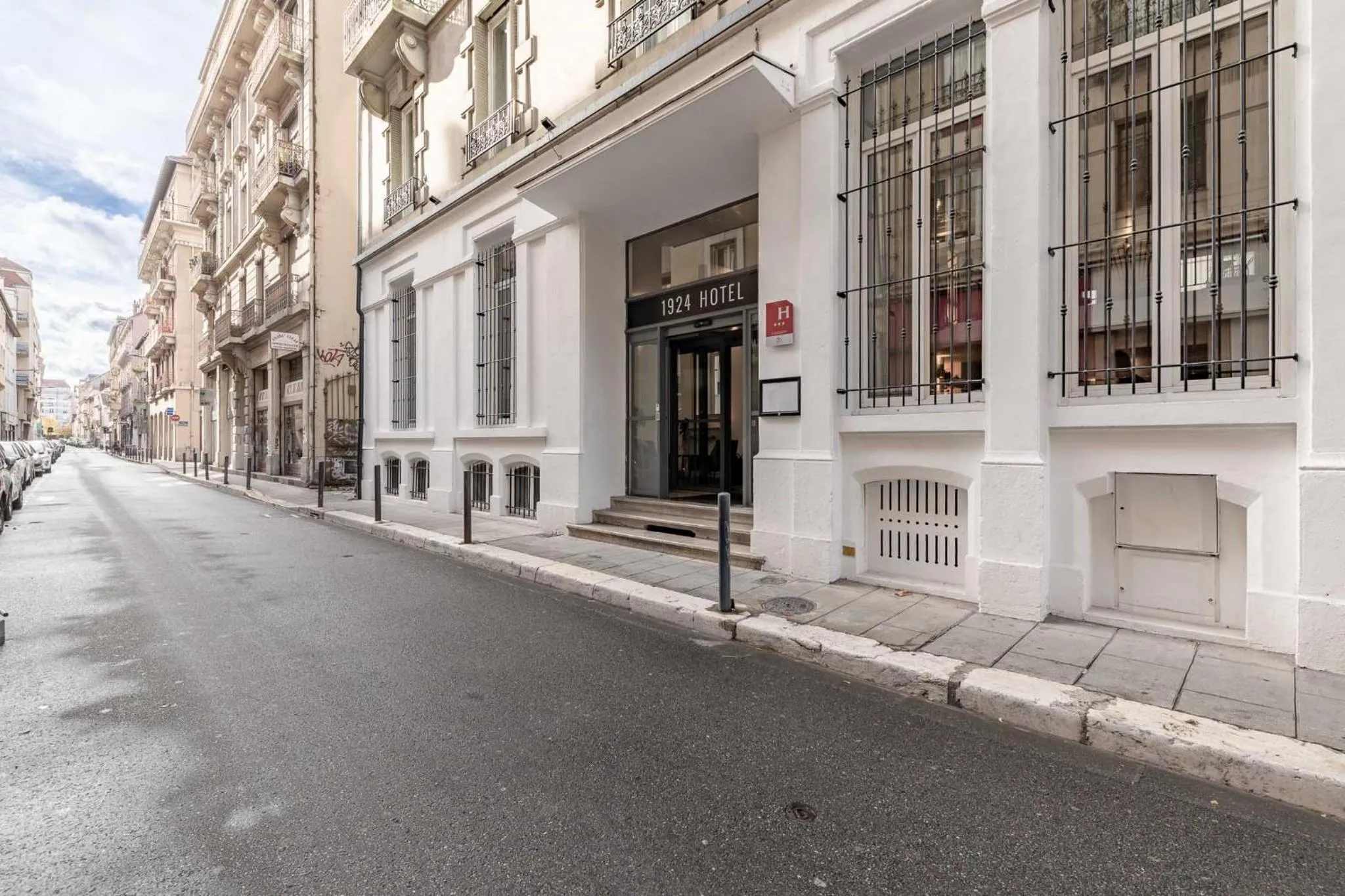 Facade/entrance in 1924 Hôtel