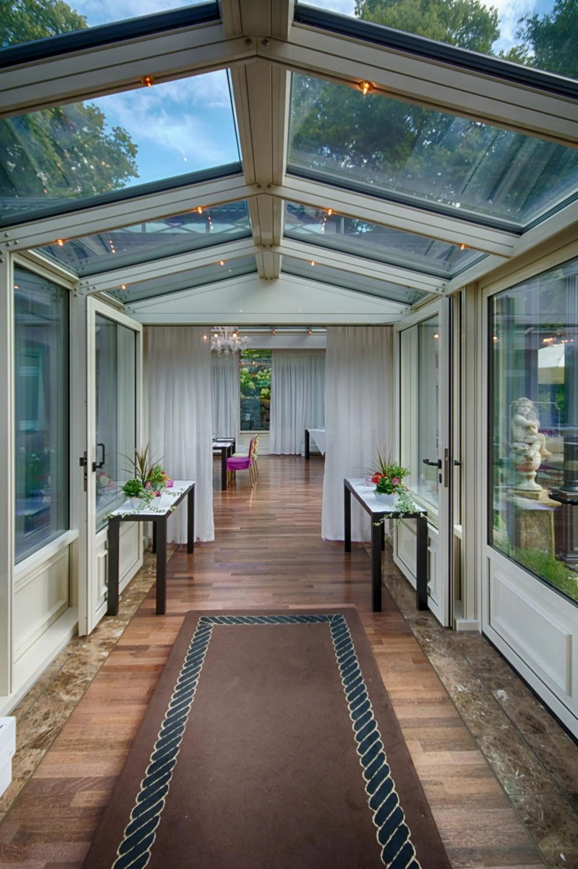 Restaurant/places to eat in Campus Garden Businesshotel