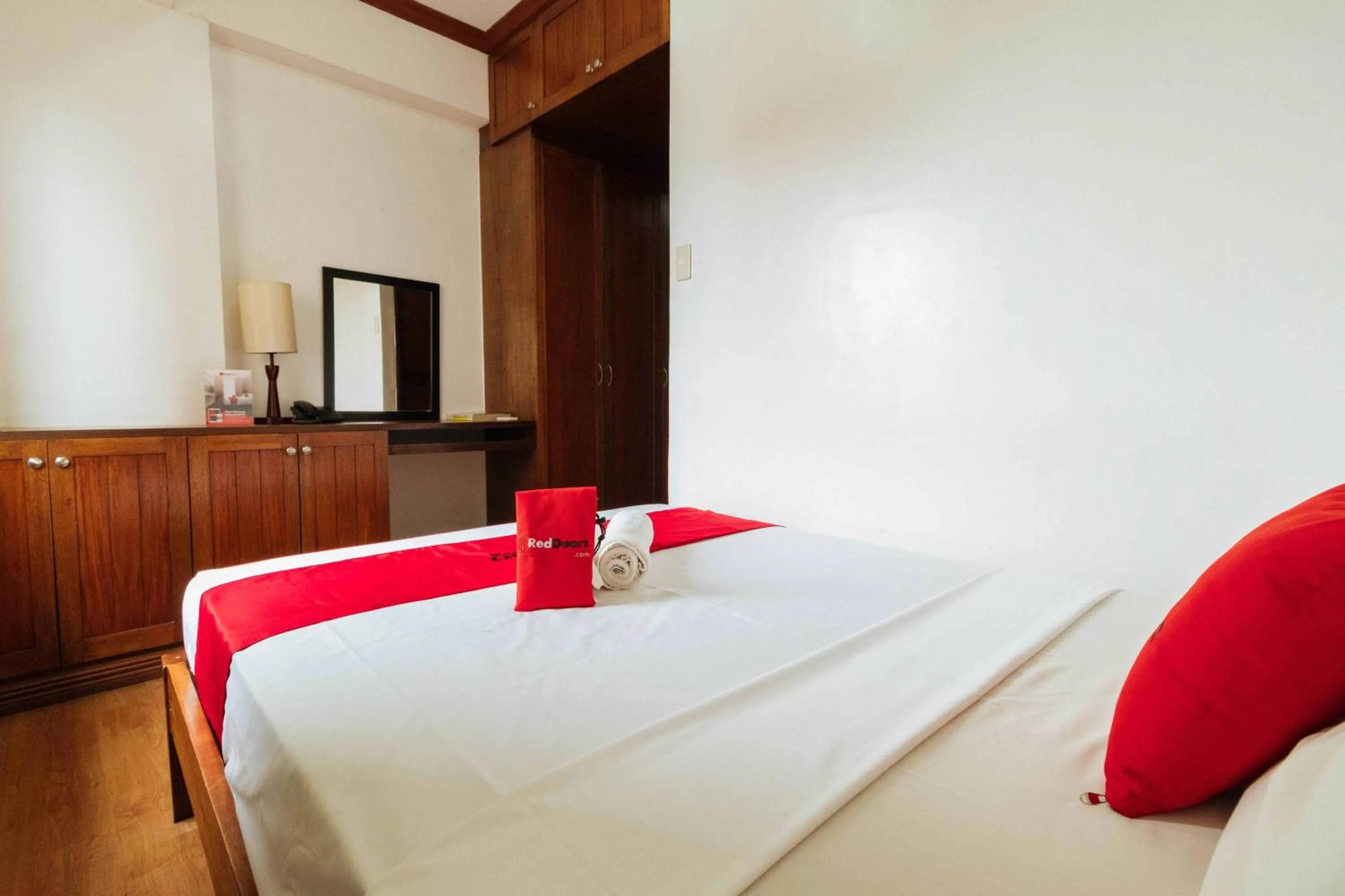 Photo of the whole room, Bed in RedDoorz at Moonwalk Paranaque