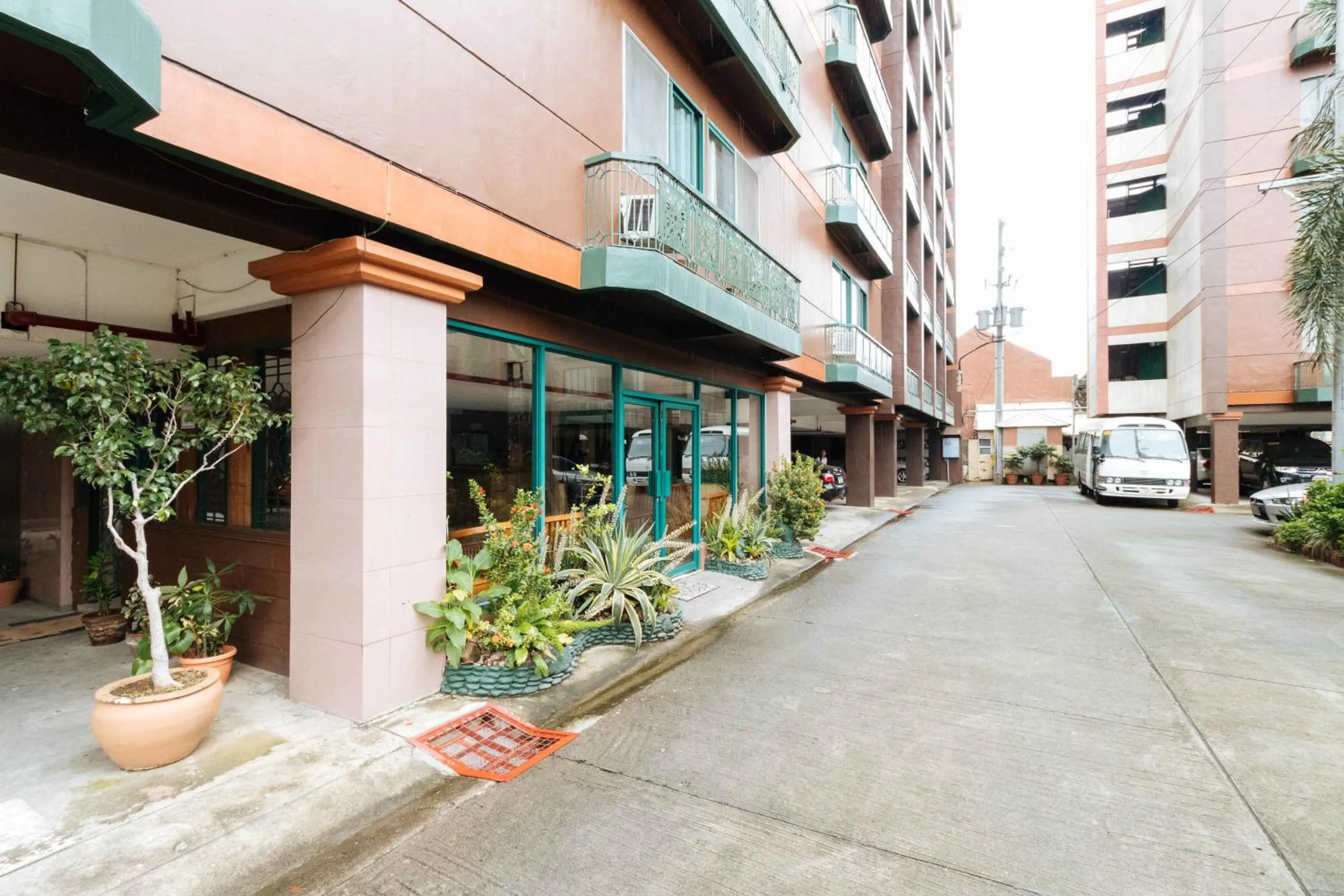 Facade/entrance in RedDoorz at Moonwalk Paranaque