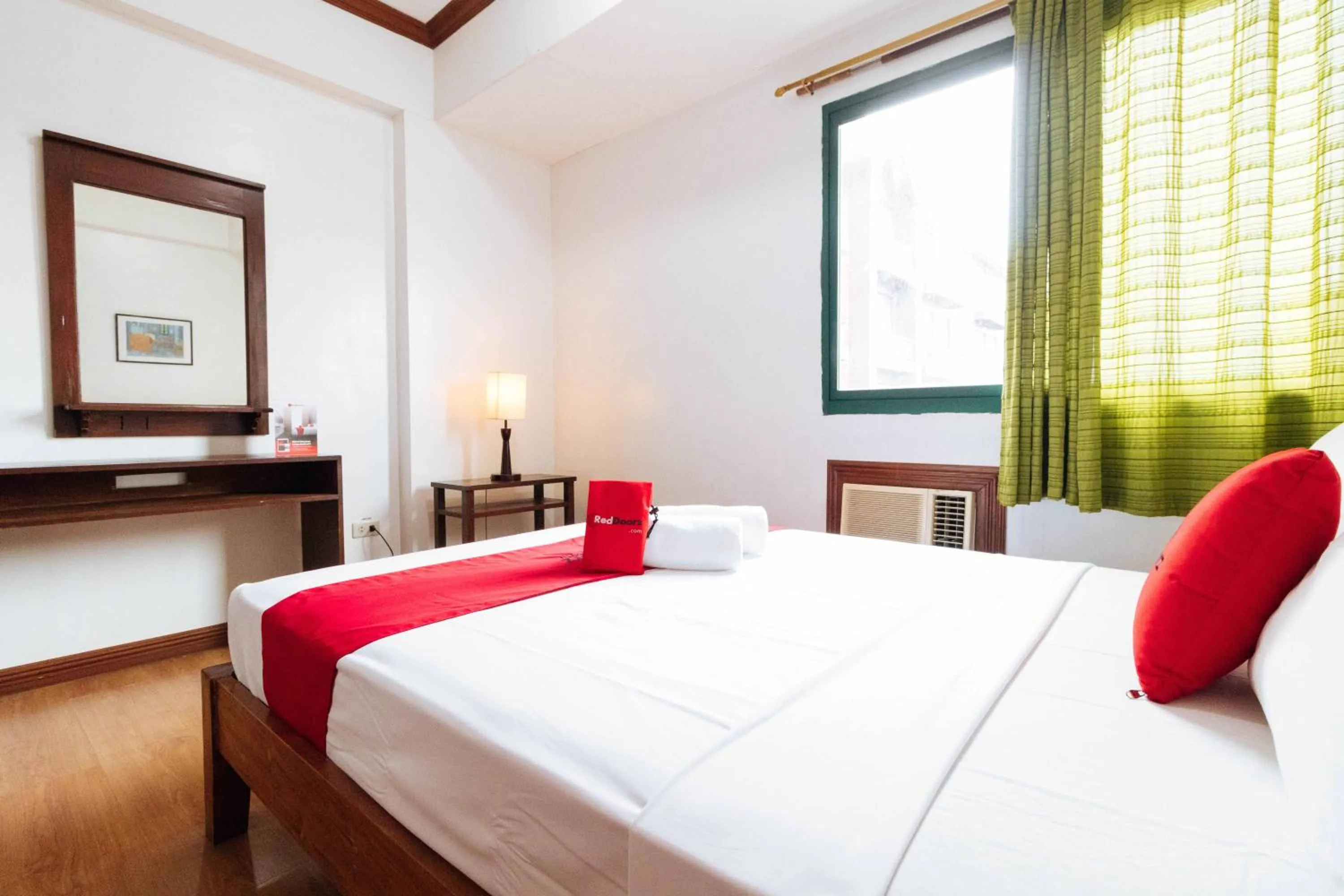 Photo of the whole room, Bed in RedDoorz at Moonwalk Paranaque