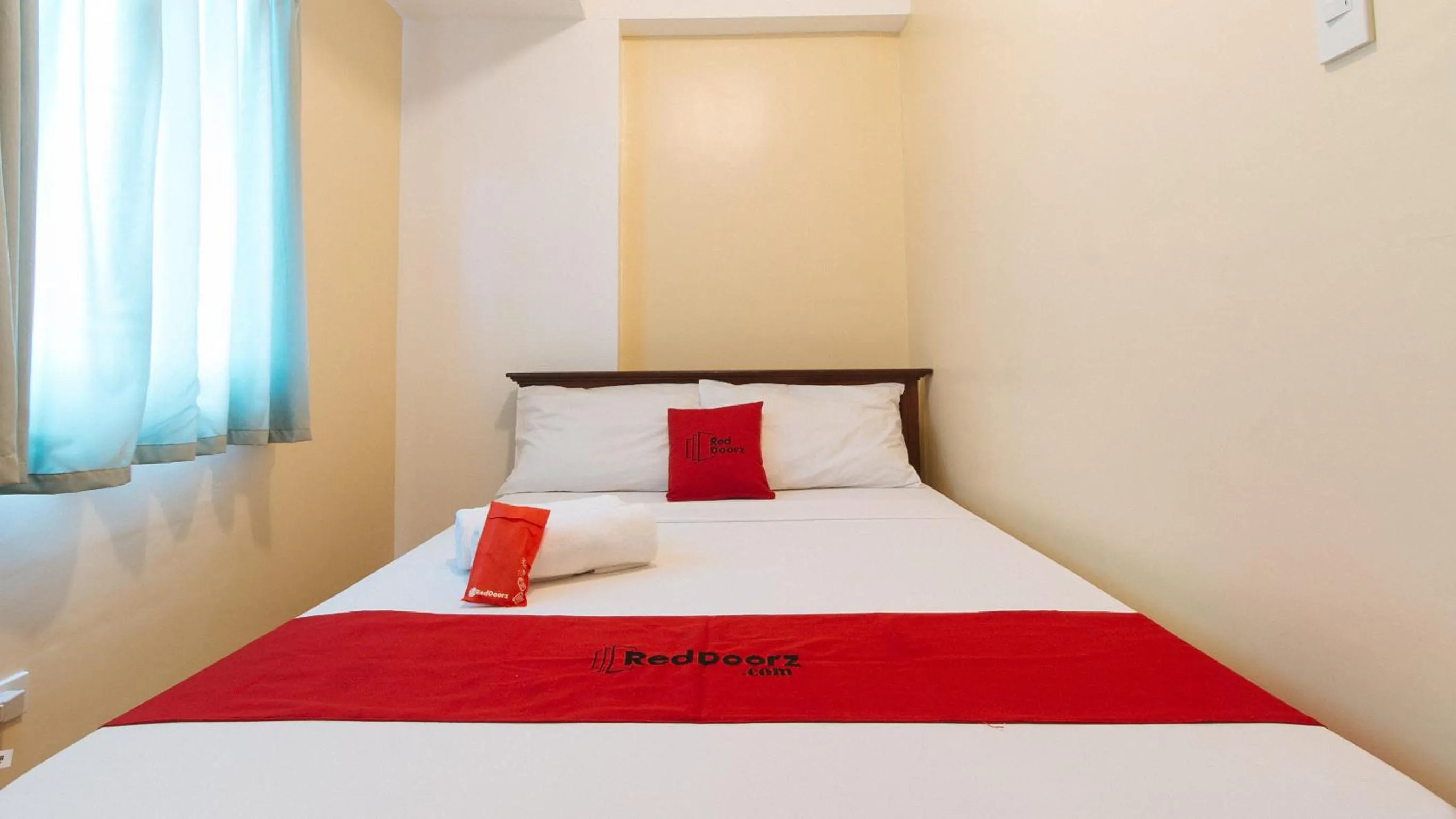Photo of the whole room, Bed in RedDoorz at Moonwalk Paranaque
