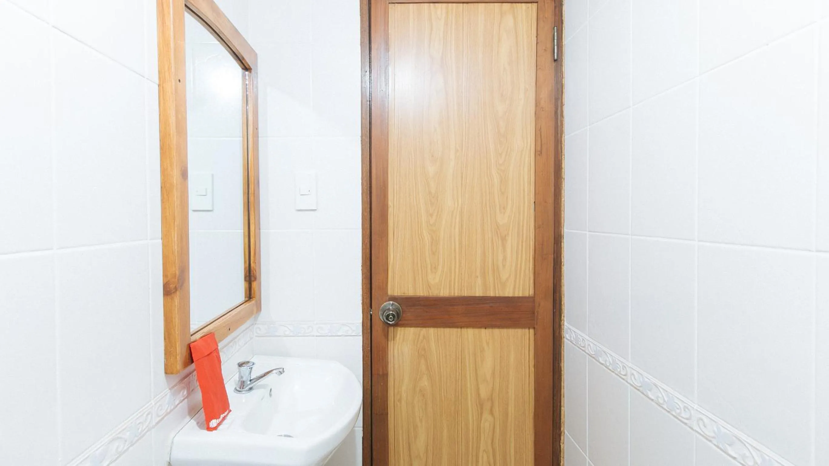 Bathroom in RedDoorz at Moonwalk Paranaque