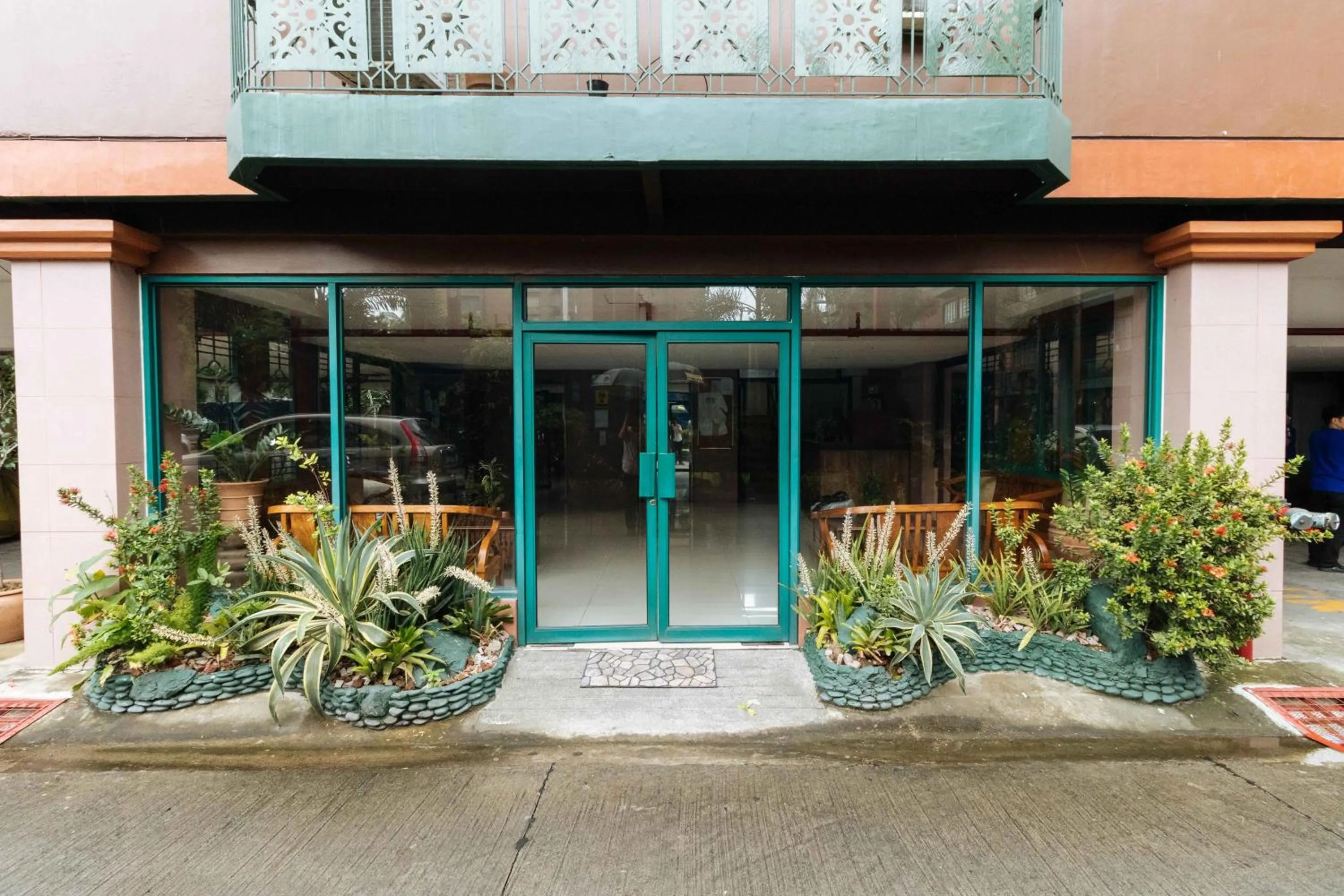 Facade/entrance in RedDoorz at Moonwalk Paranaque