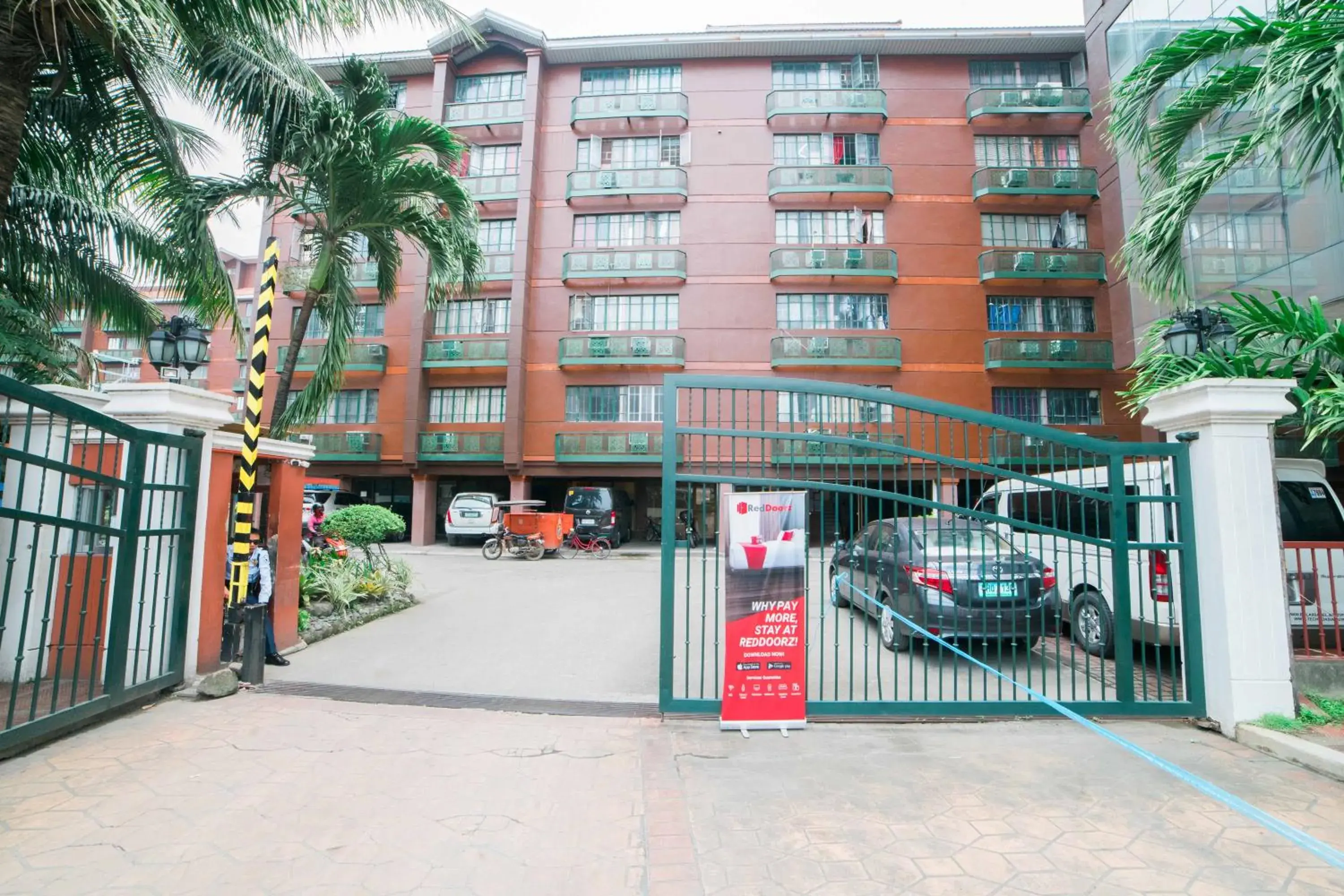 Property building in RedDoorz at Moonwalk Paranaque Property building in RedDoorz at Moonwalk Paranaque