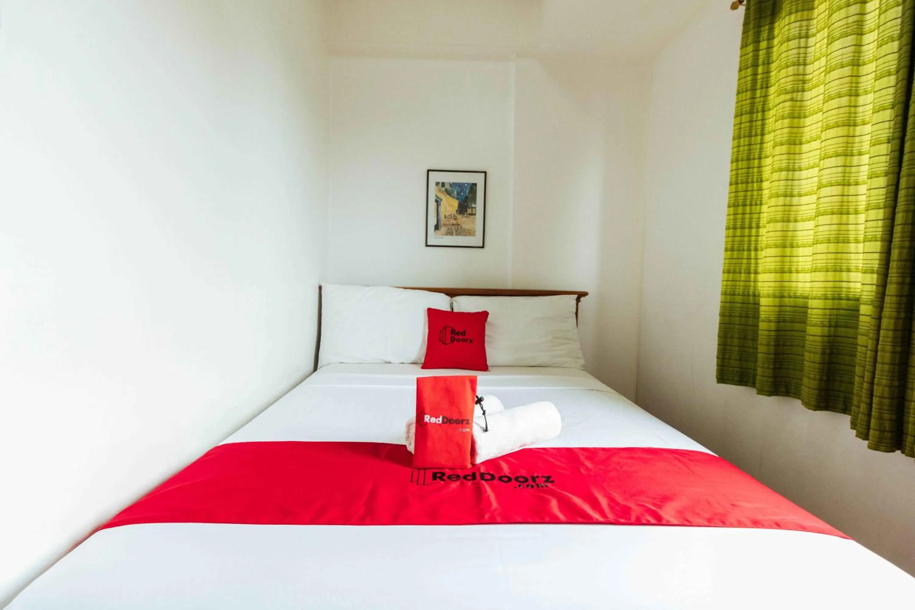 Photo of the whole room, Bed in RedDoorz at Moonwalk Paranaque