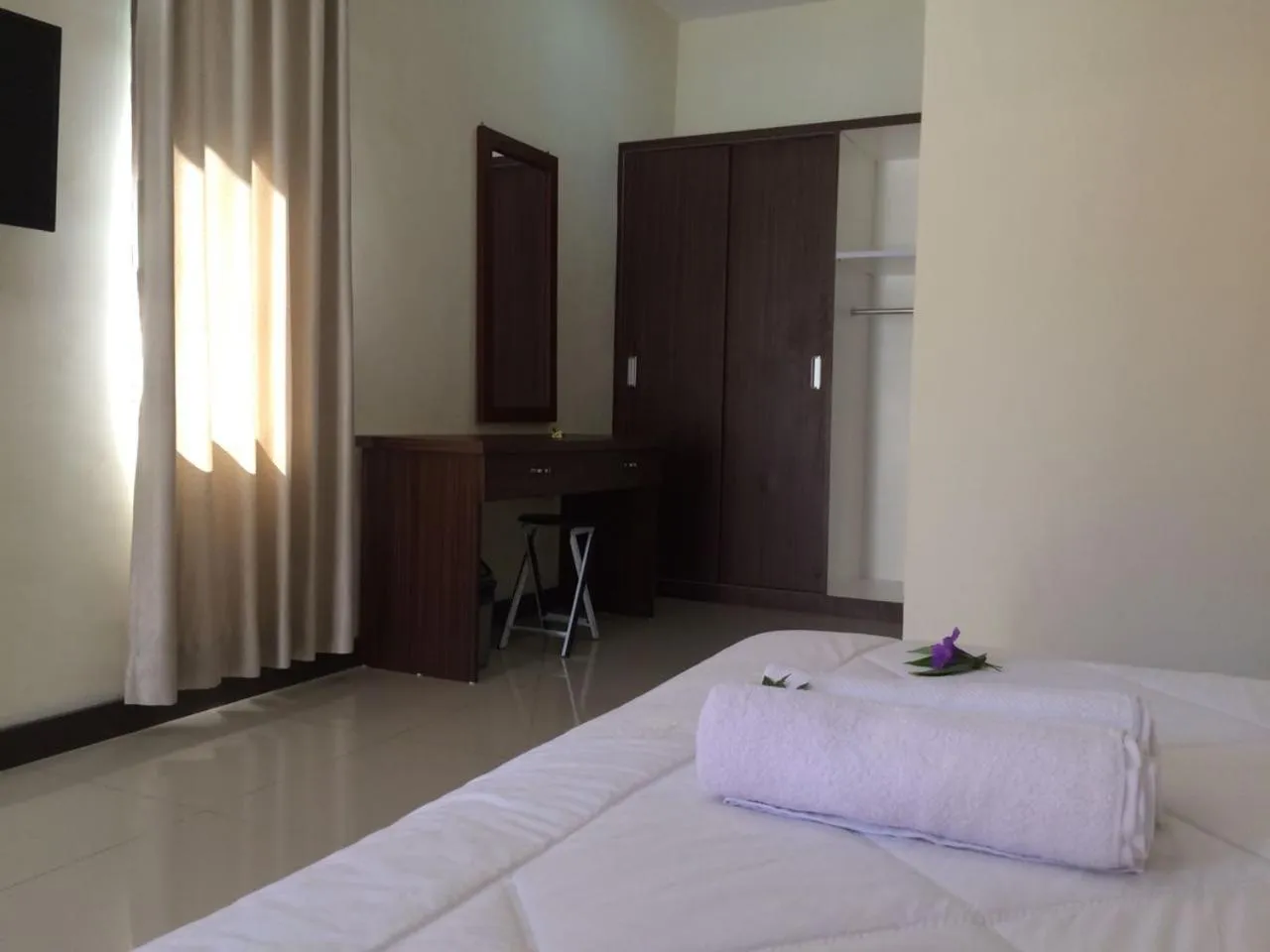 Photo of the whole room, Bed in D'Batur Hotel