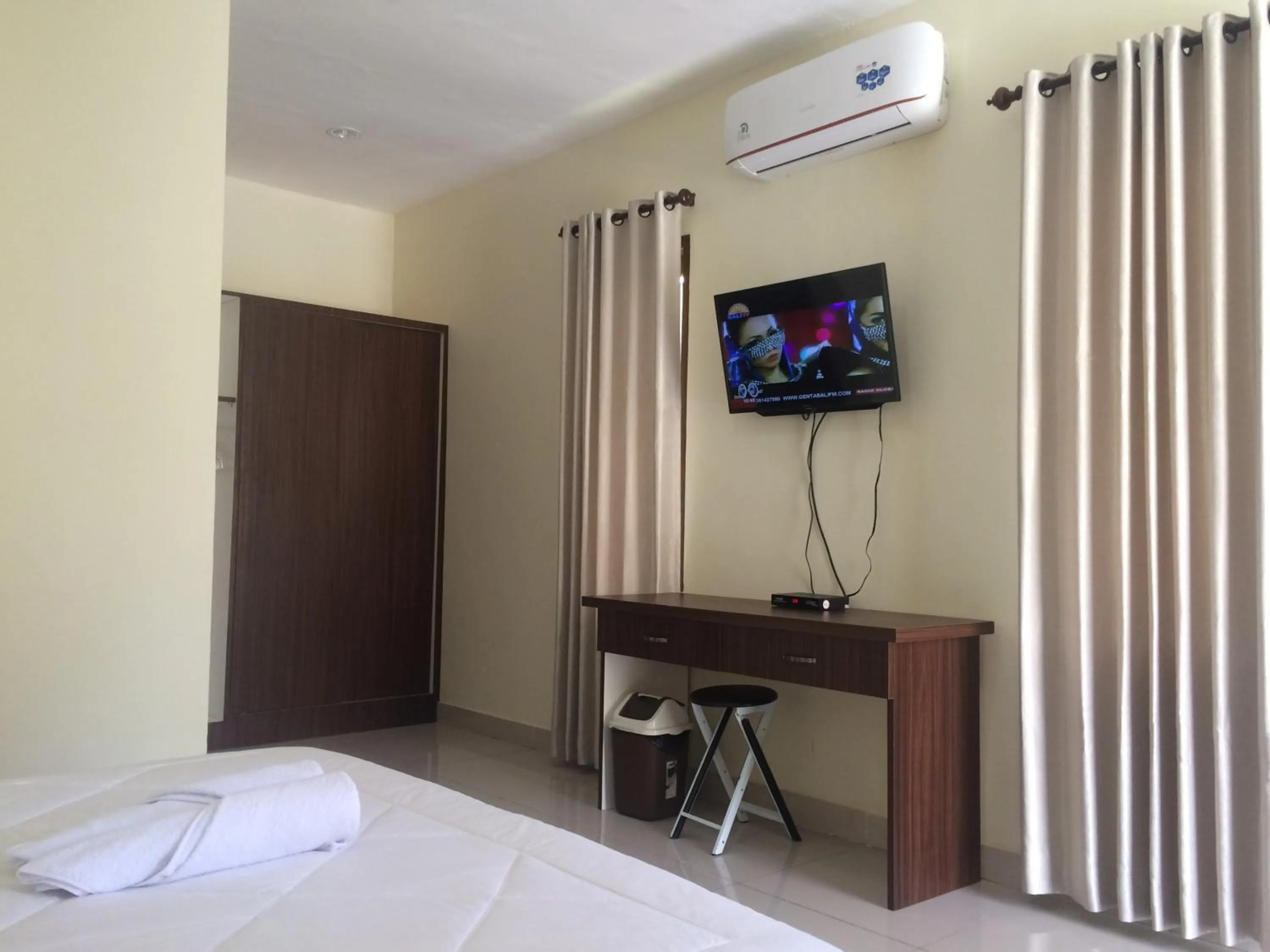 Communal lounge/ TV room, Bed in D'Batur Hotel