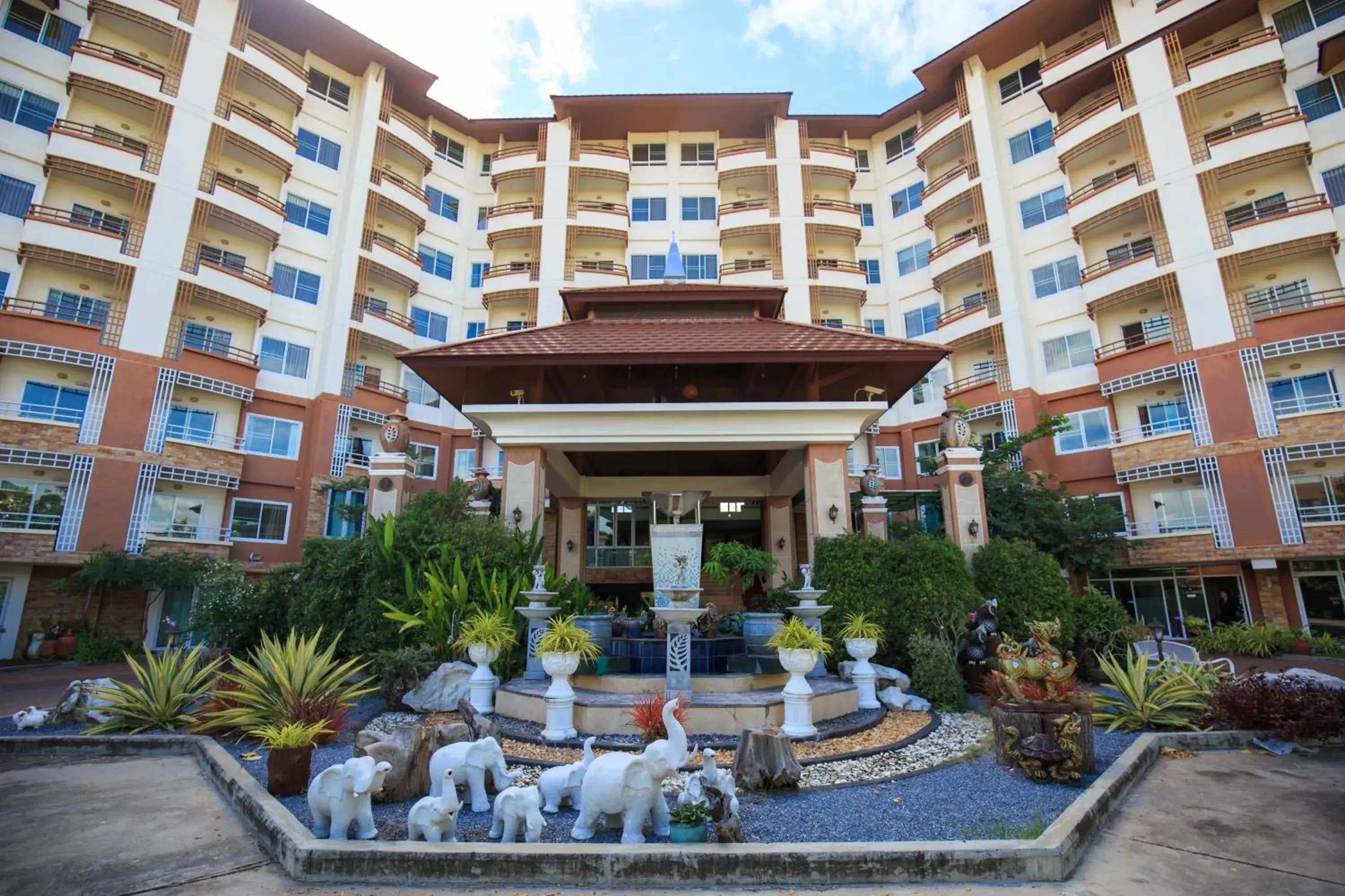 Facade/entrance in Kwanruen Resort Facade/entrance in Kwanruen Resort