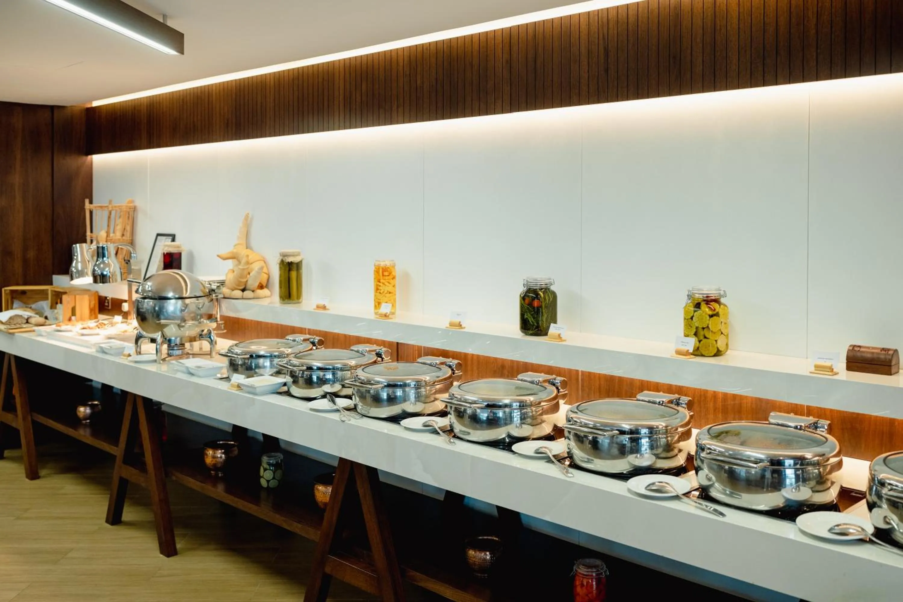 Restaurant/places to eat in Mövenpick Hotel Apartments Downtown Dubai