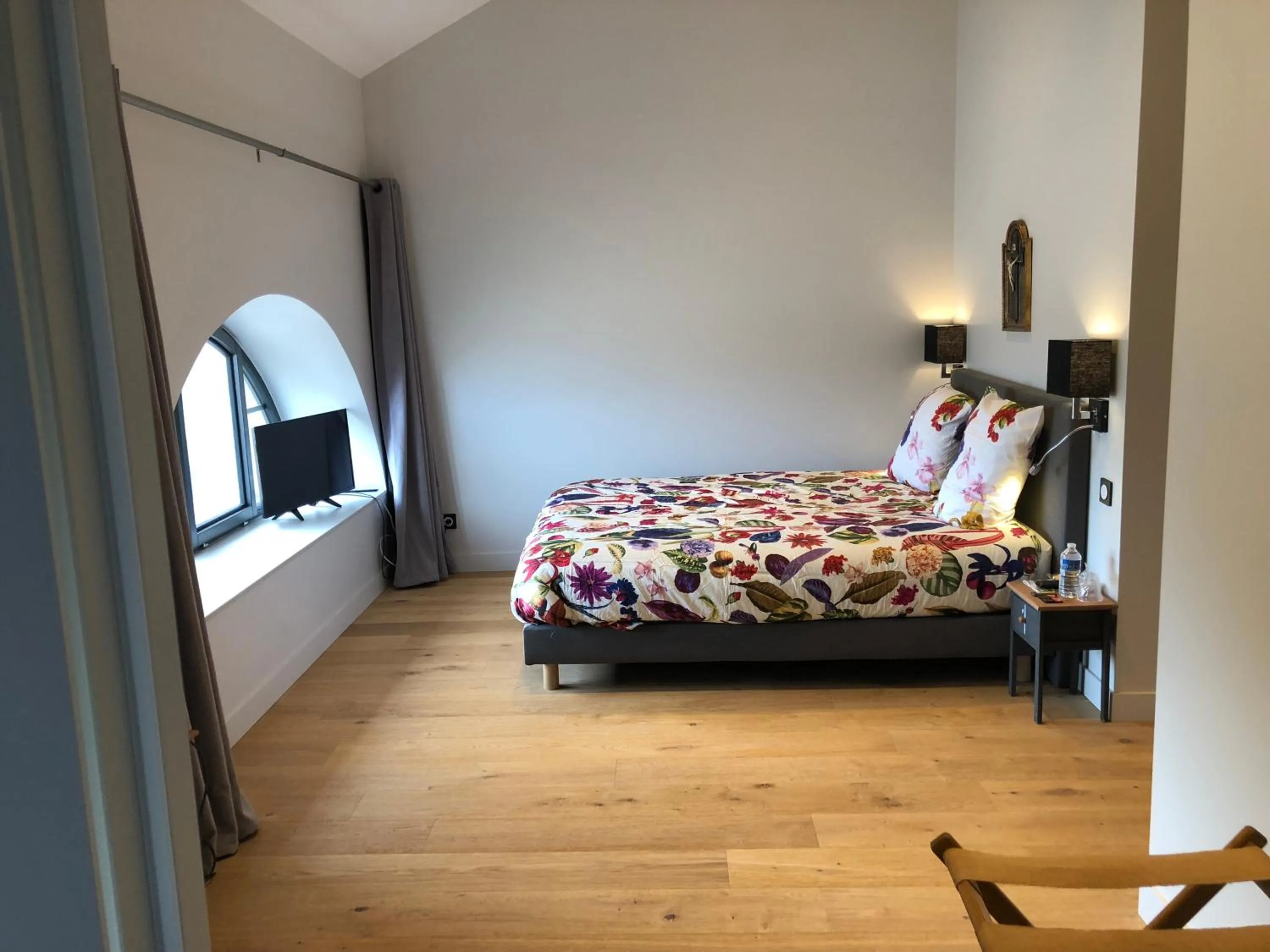 Bed in ORANGERIE de CHATEL-Selection FIGARO & ELLE Magazine