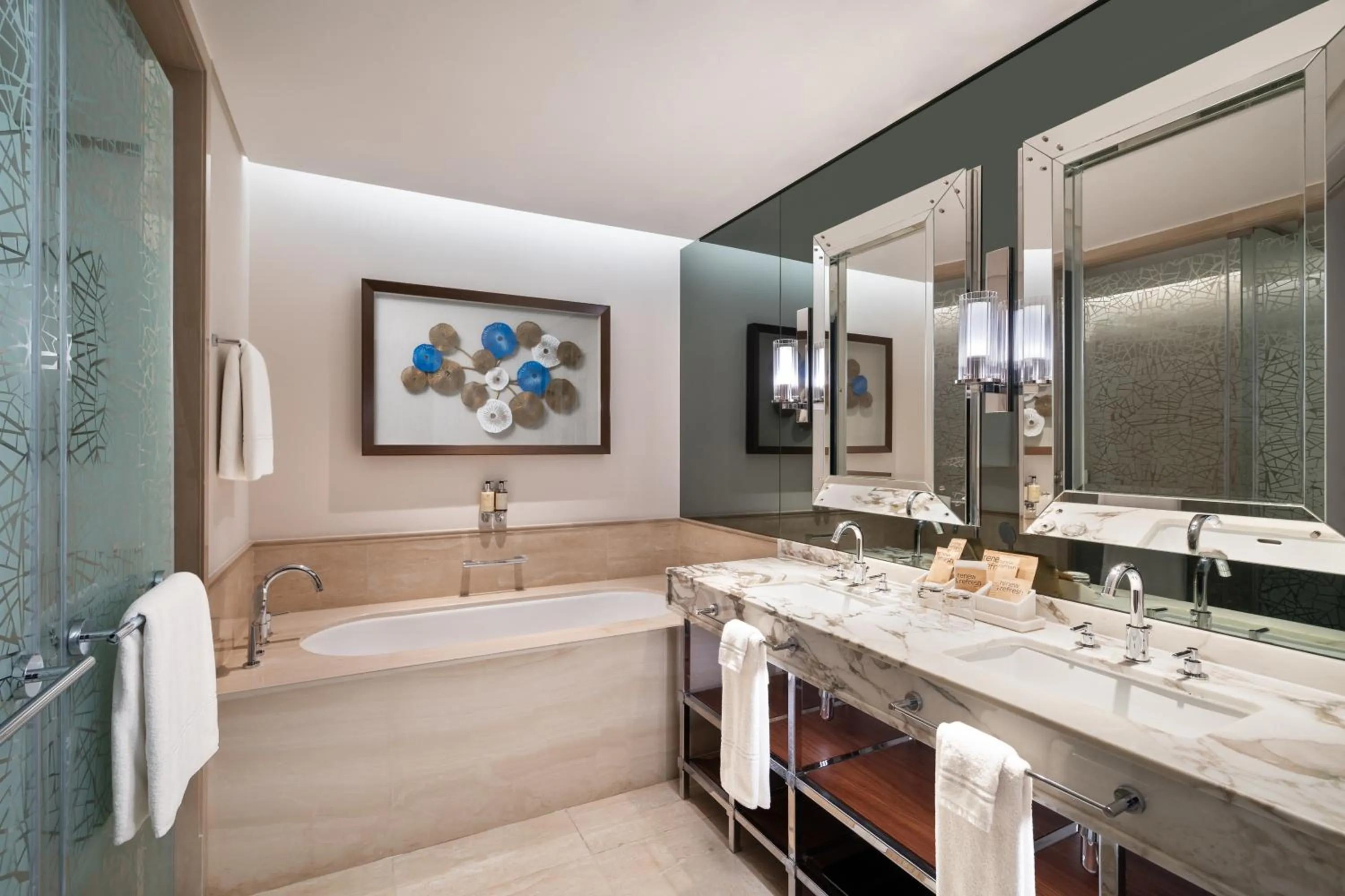 Toilet in Grand Plaza Mövenpick Media City