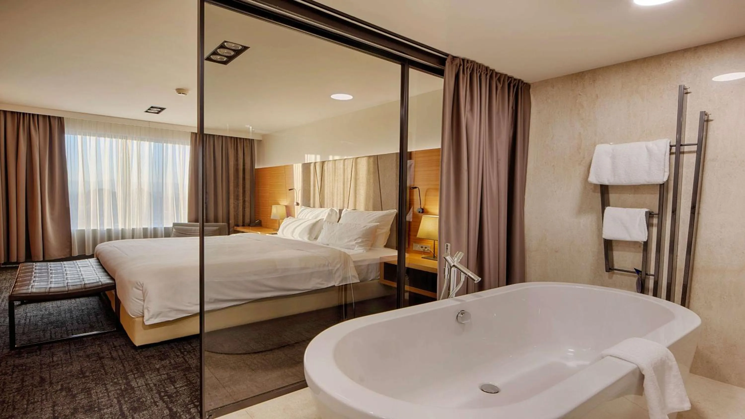 Bathroom, Bed in Radisson Blu Plaza Hotel Ljubljana