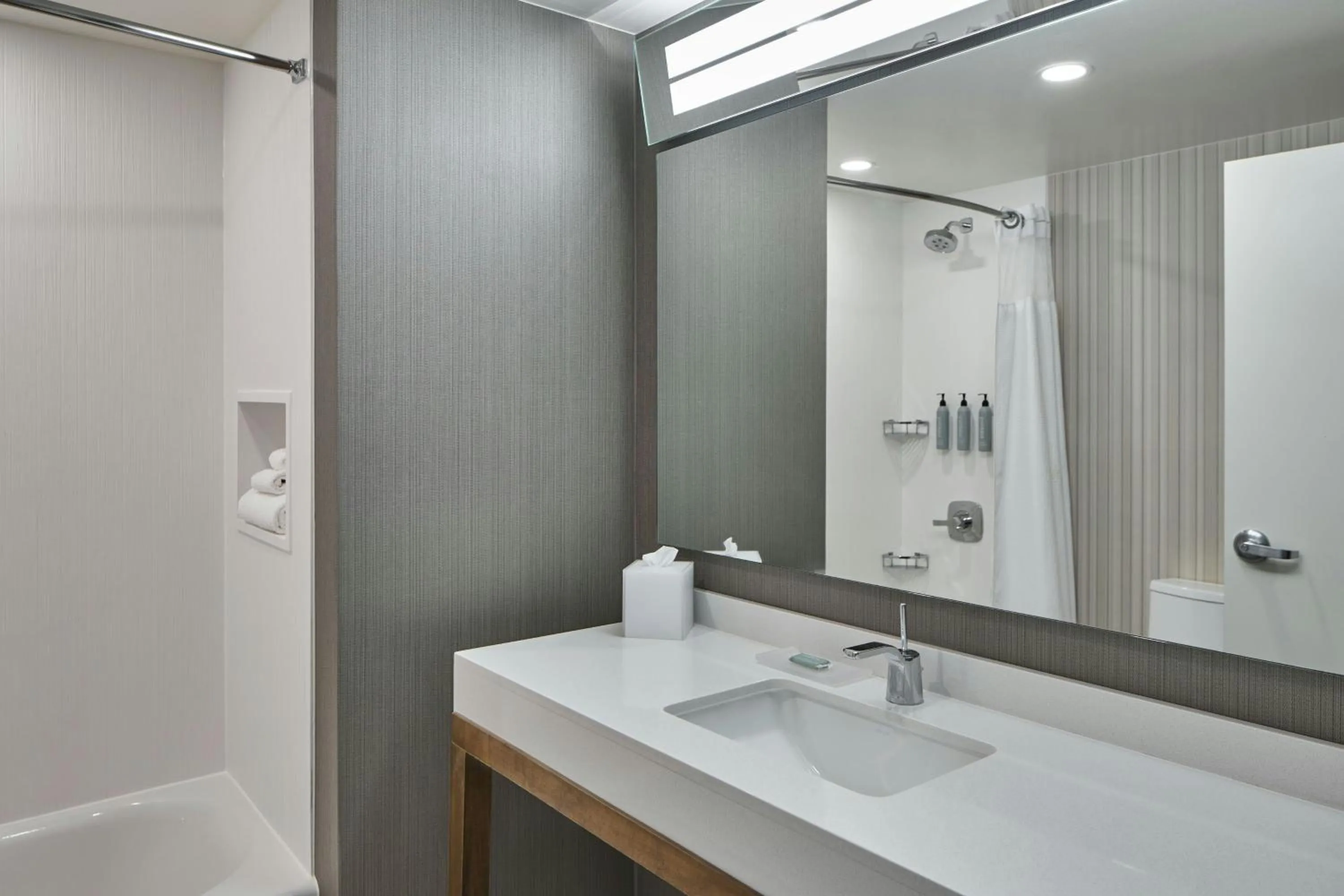 Bathroom in Courtyard by Marriott Albany Troy/Waterfront