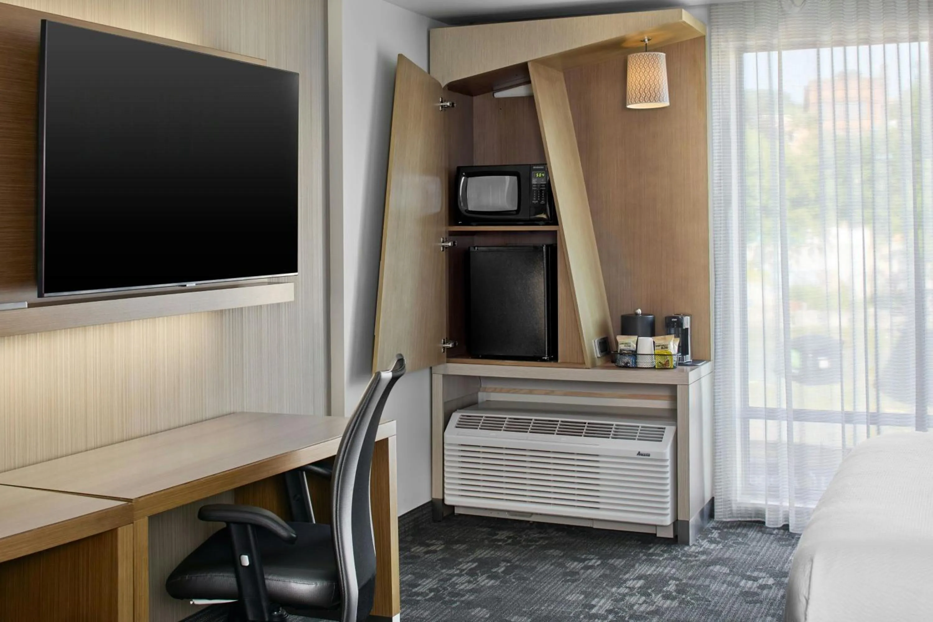 Photo of the whole room in Courtyard by Marriott Albany Troy/Waterfront