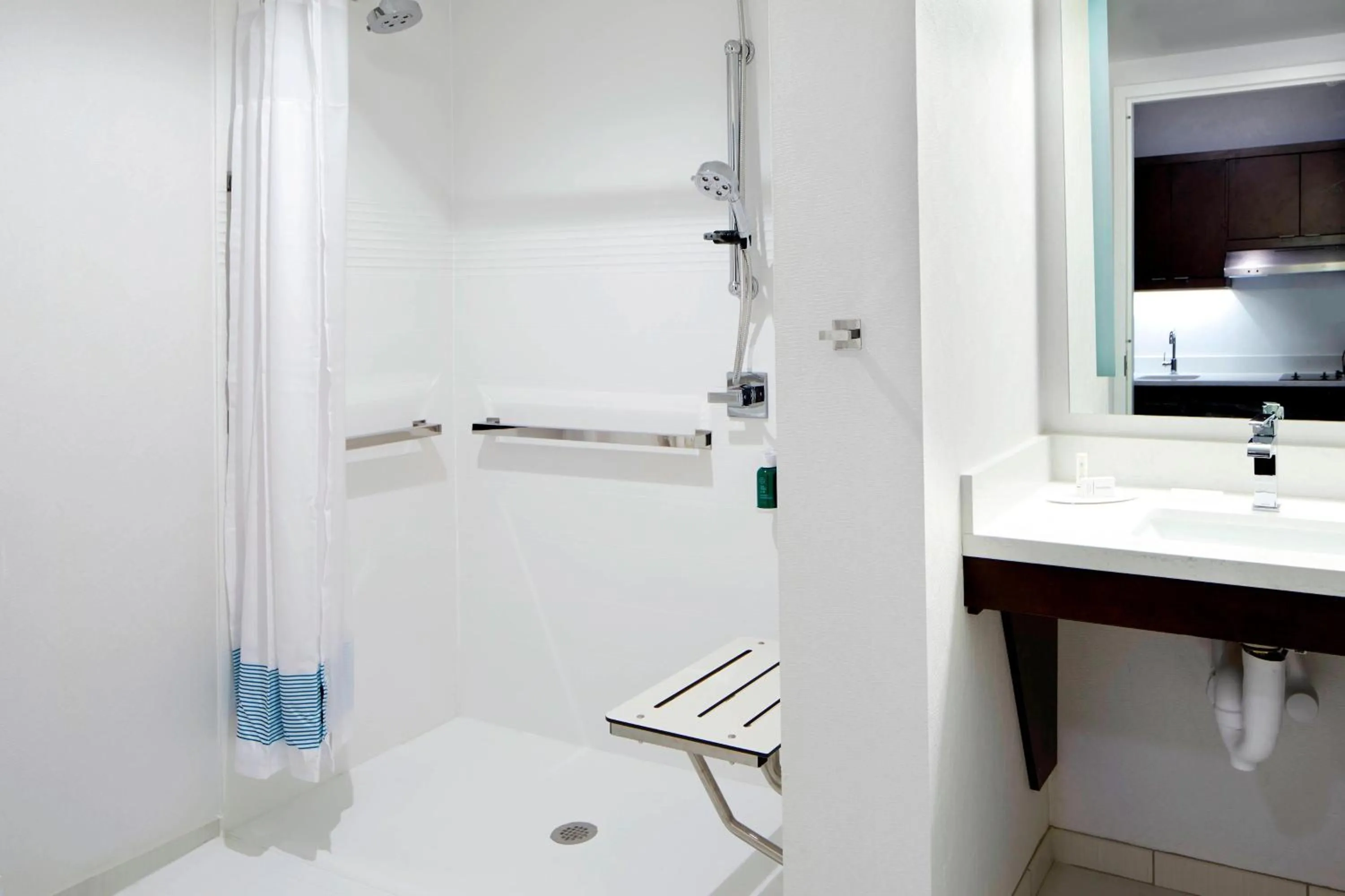 Bathroom in TownePlace Suites by Marriott Columbus Easton Area