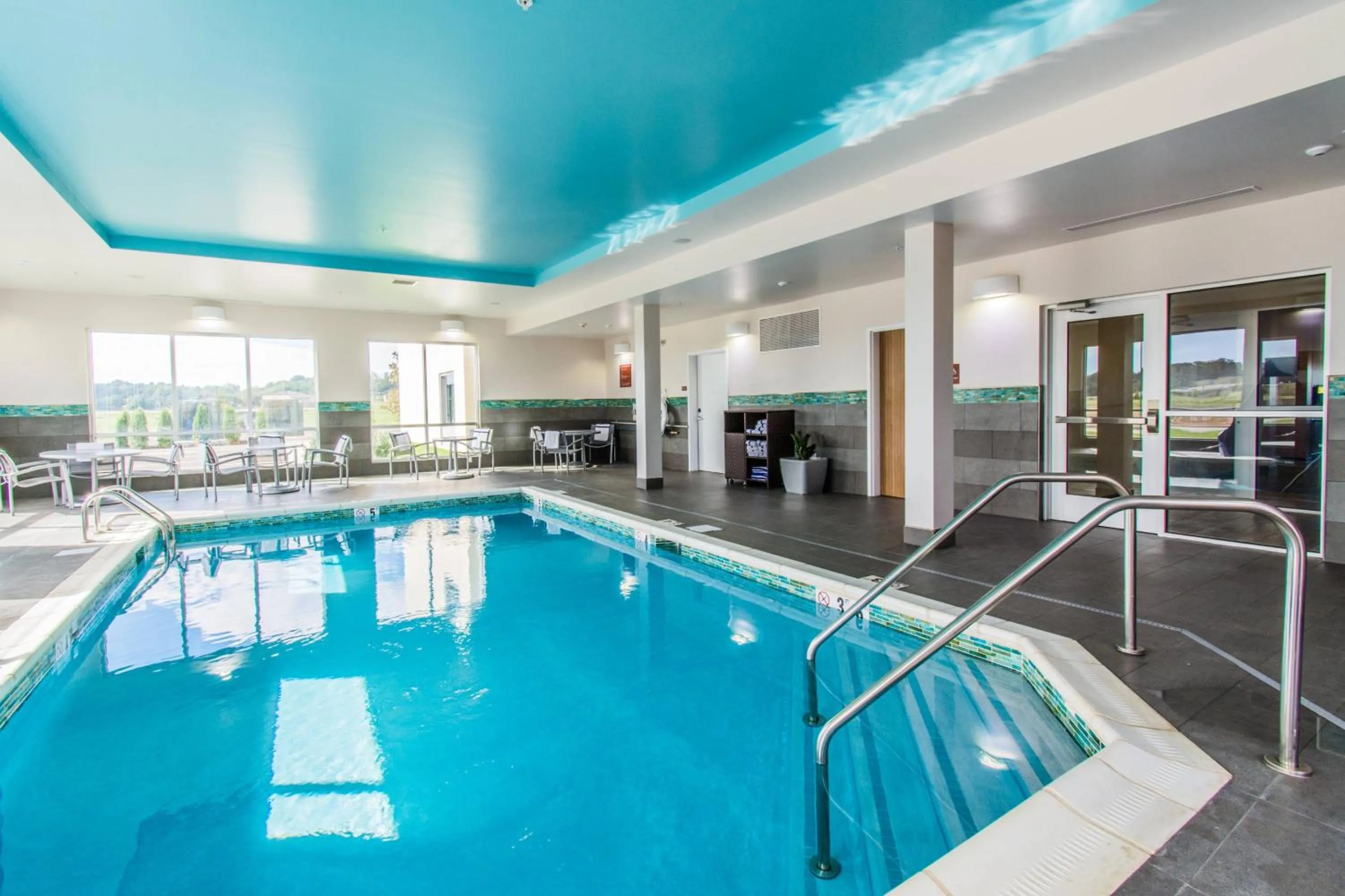 Swimming pool in TownePlace Suites by Marriott Evansville Newburgh