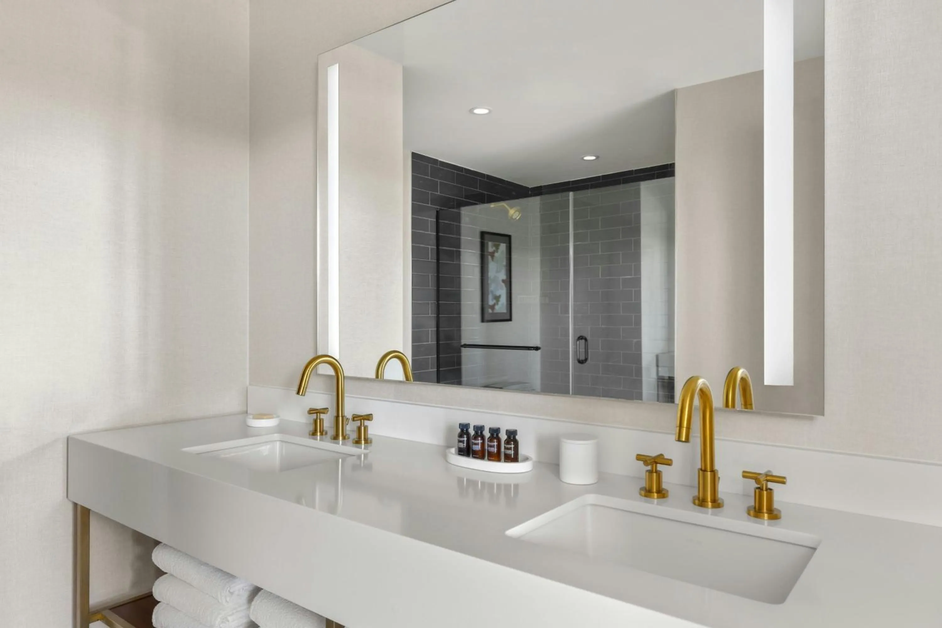 Photo of the whole room in The MC, Autograph Collection