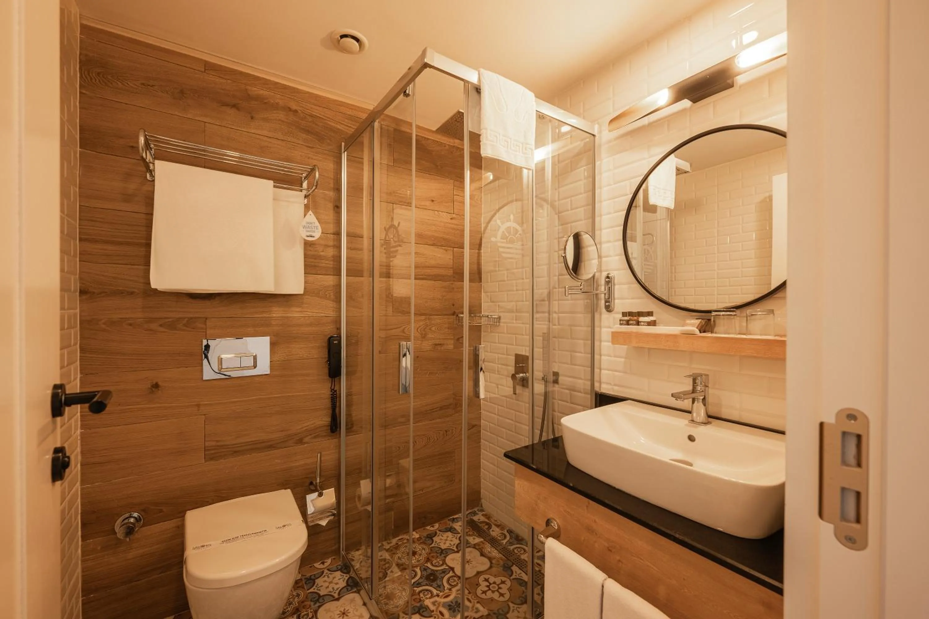 Shower in Sailor's Beach Club