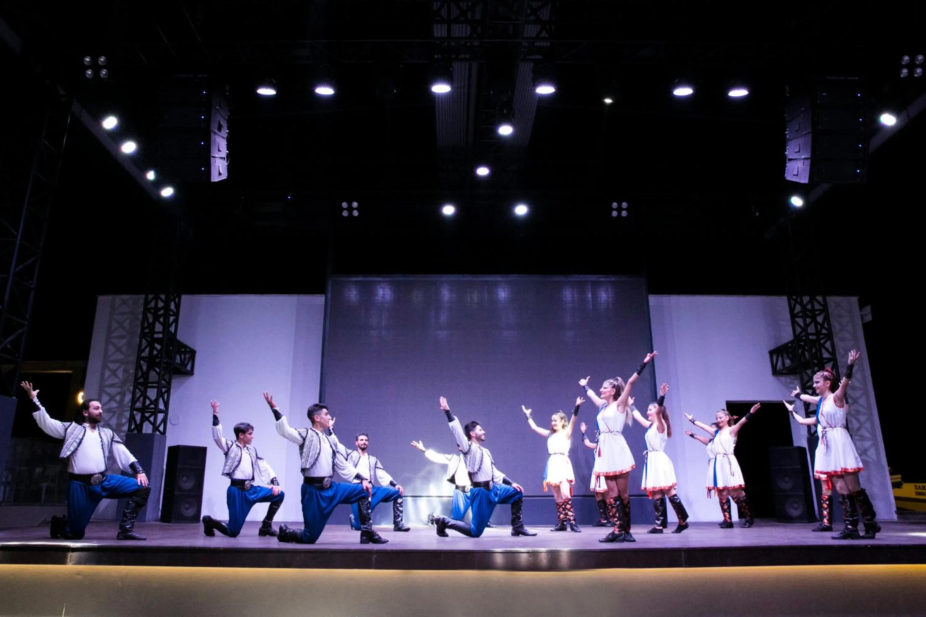 Evening entertainment in Sailor's Beach Club