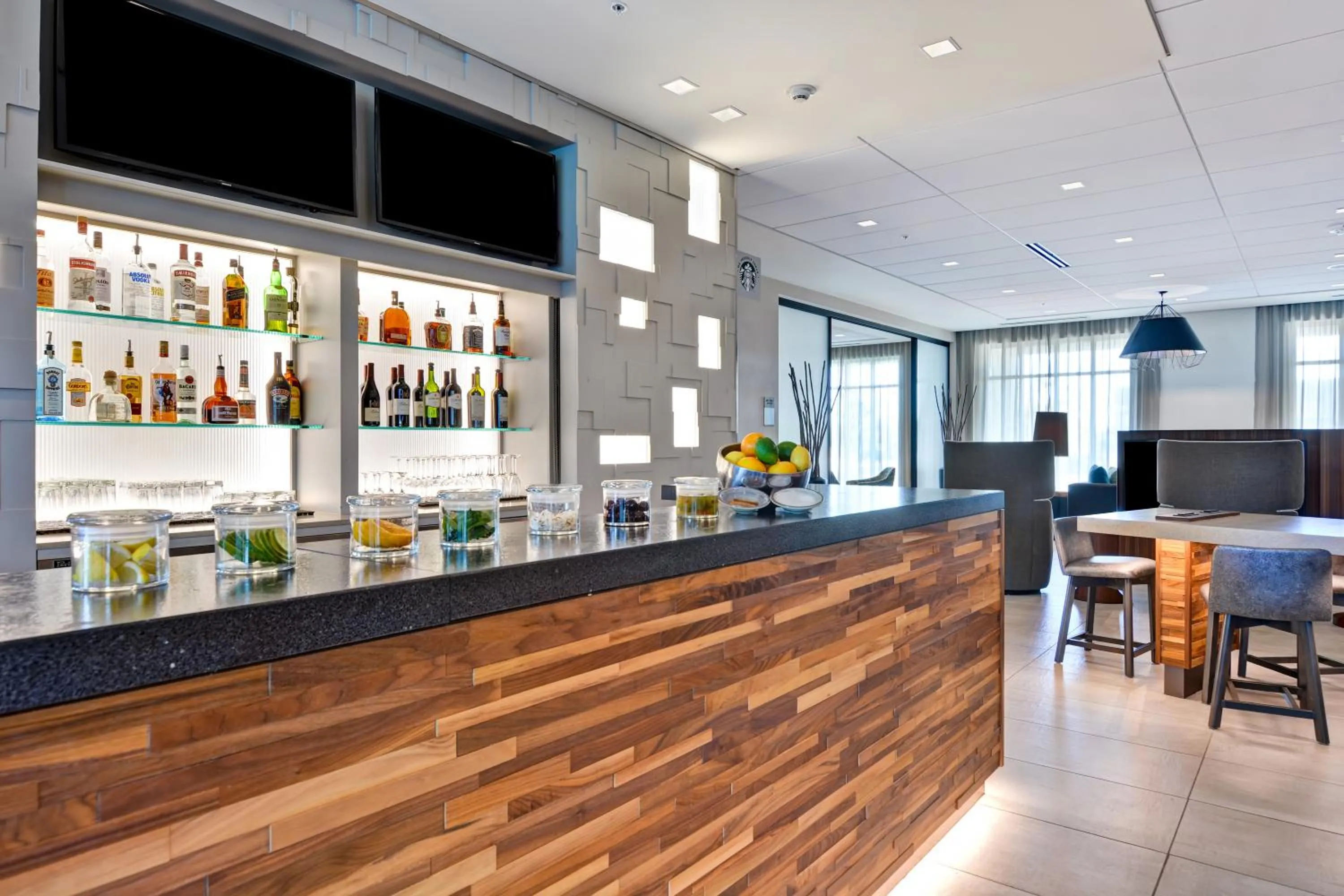 Lounge or bar in Courtyard by Marriott Jackson Madison