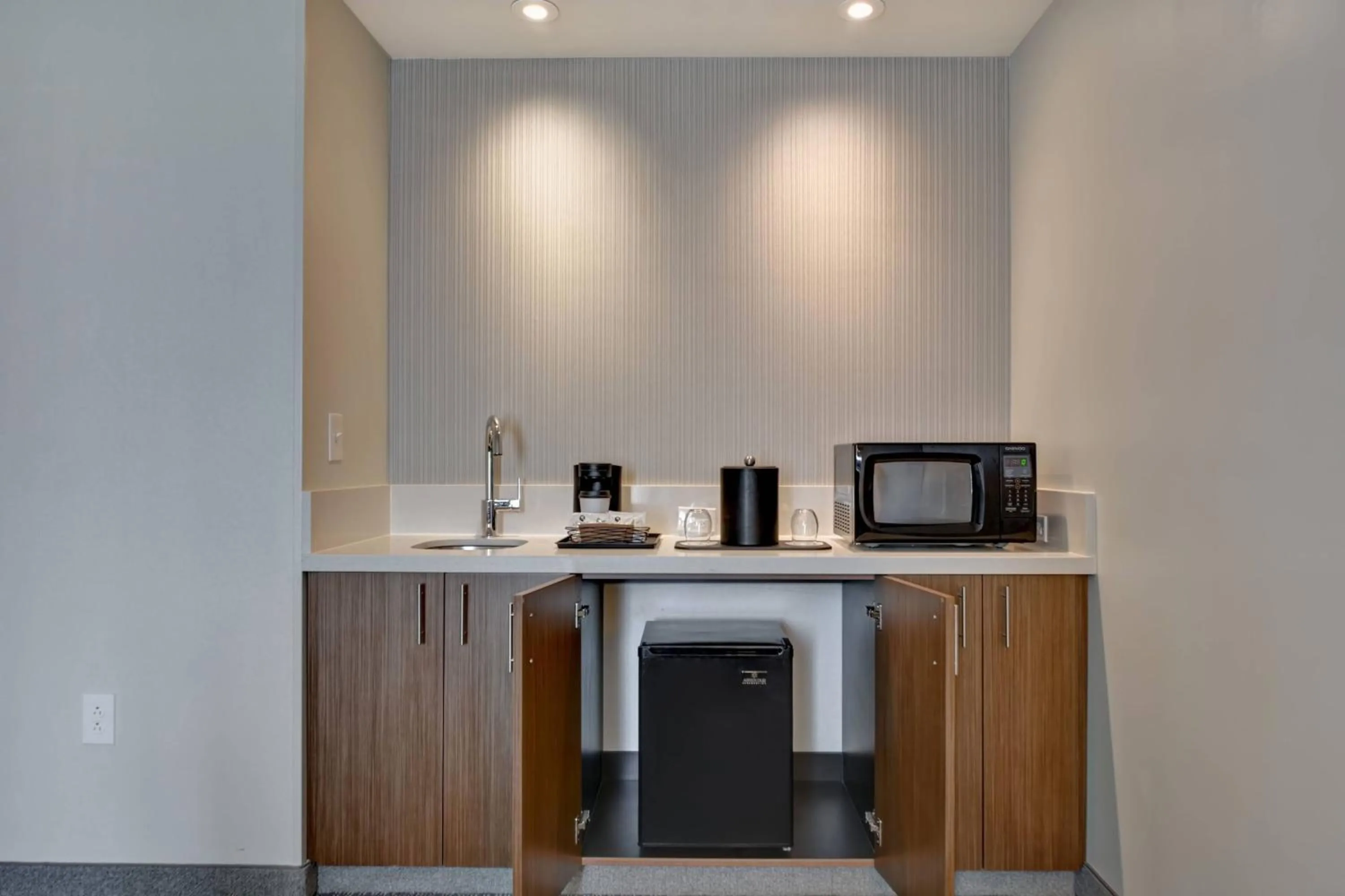 Lounge or bar in Courtyard by Marriott Jackson Madison