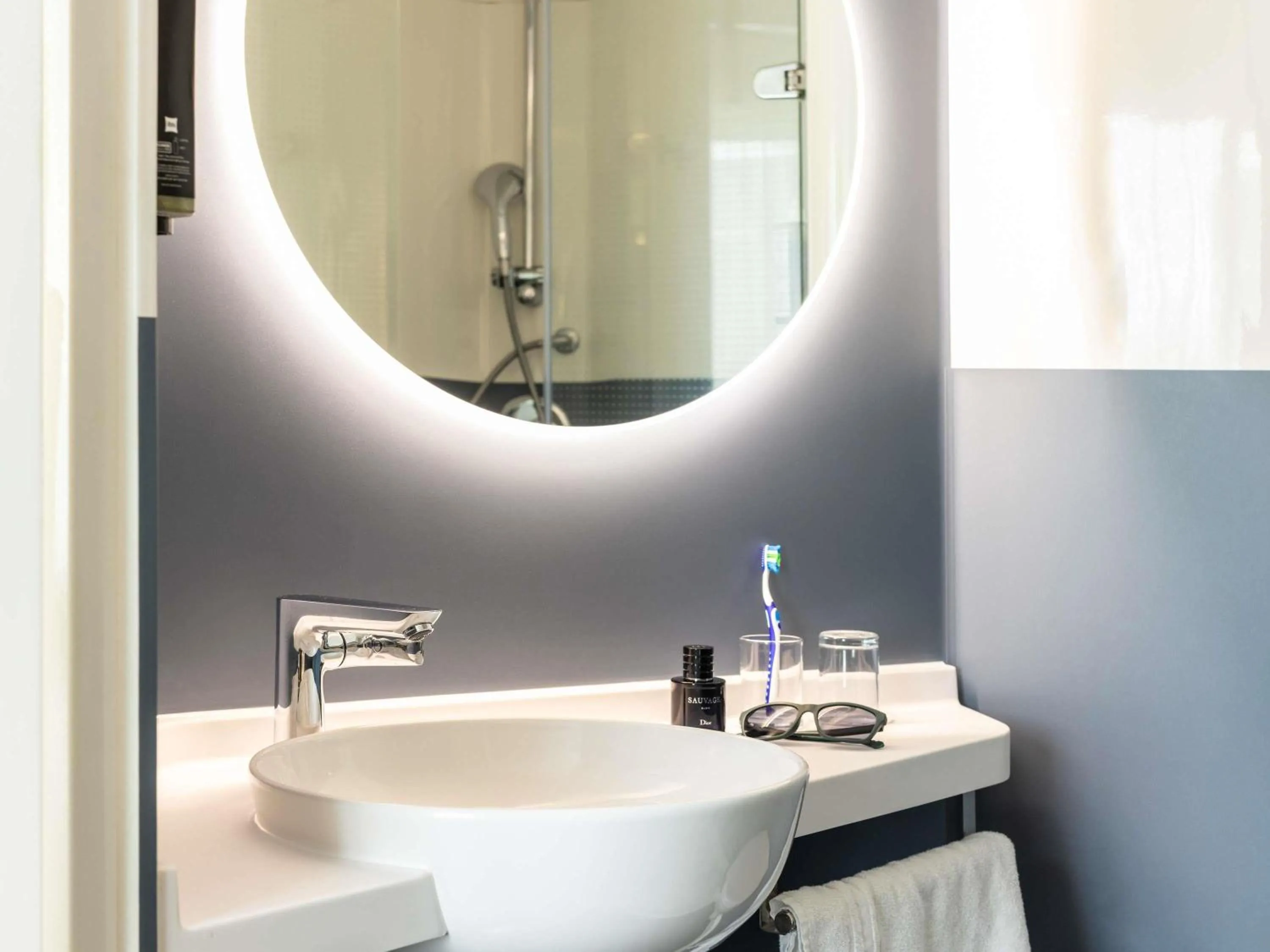 Bedroom in ibis Bristol Temple Meads