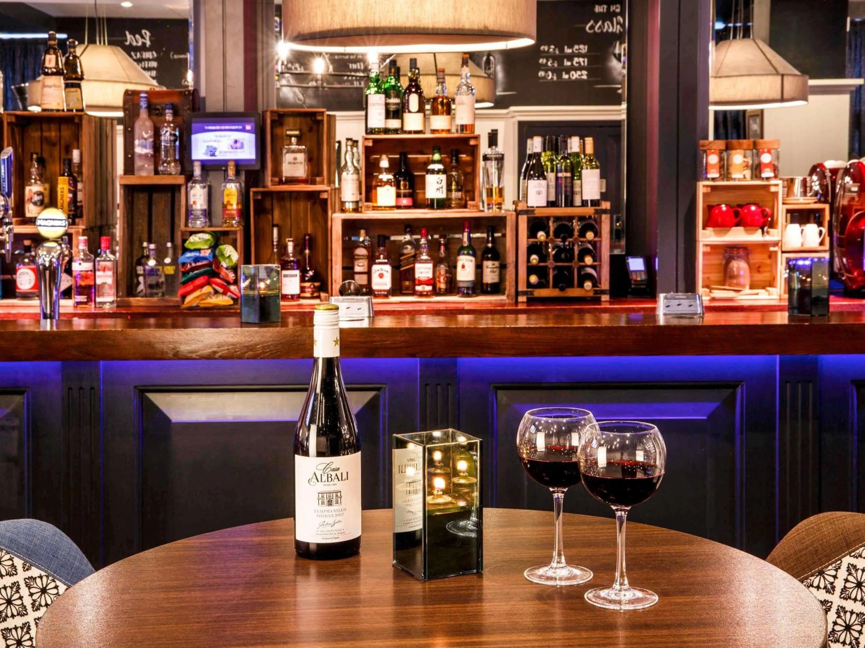 Lounge or bar in ibis Bristol Temple Meads