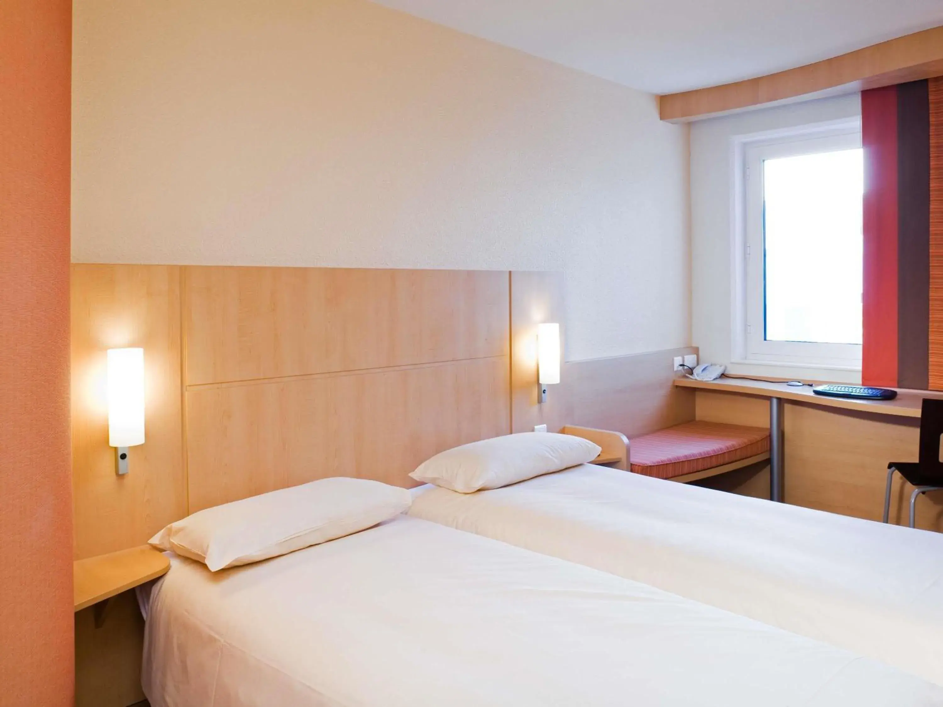 Bedroom, Bed in ibis Bristol Temple Meads Bedroom, Bed in ibis Bristol Temple Meads