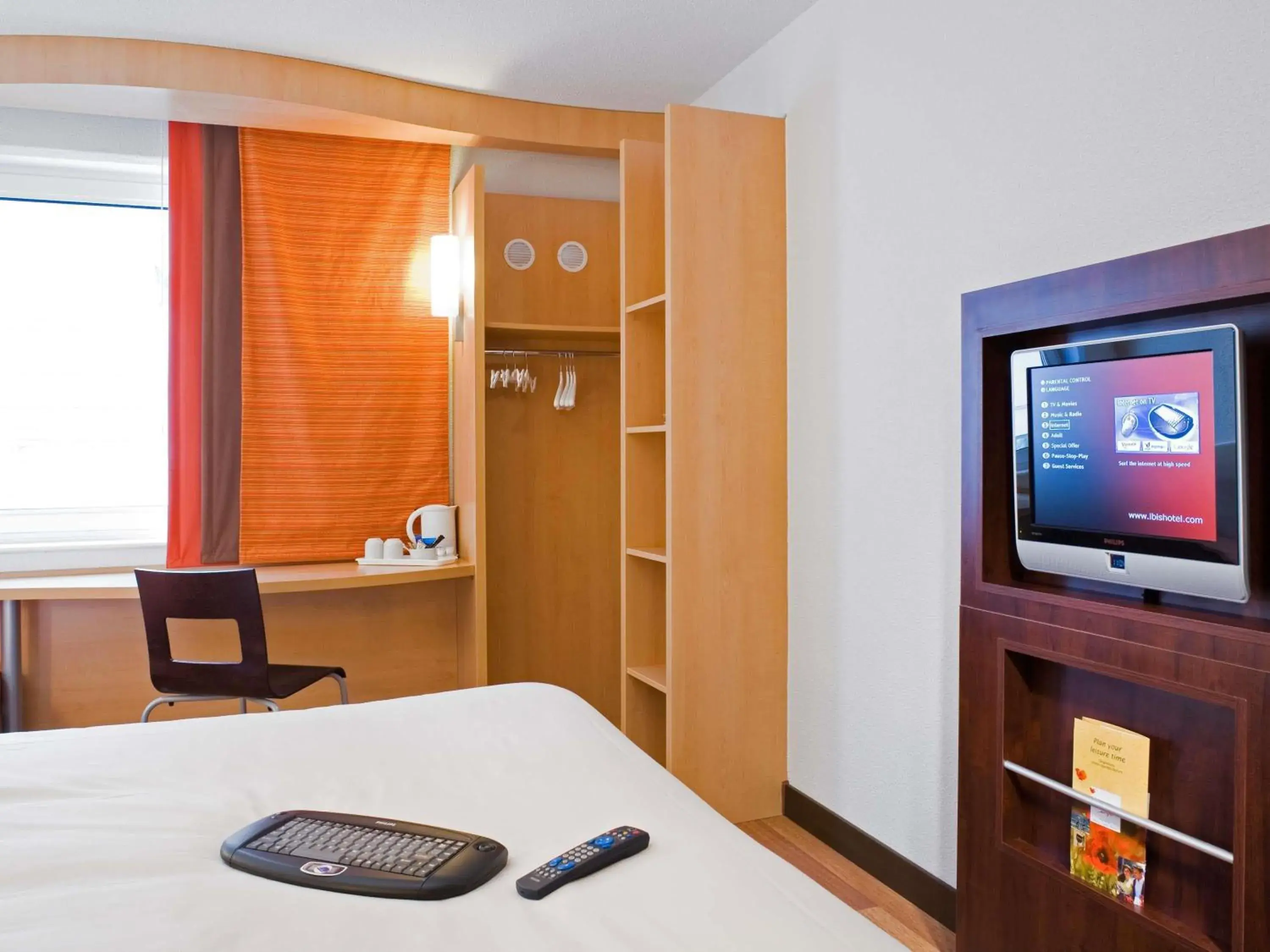 Bedroom, Bed in ibis Bristol Temple Meads Bedroom, Bed in ibis Bristol Temple Meads