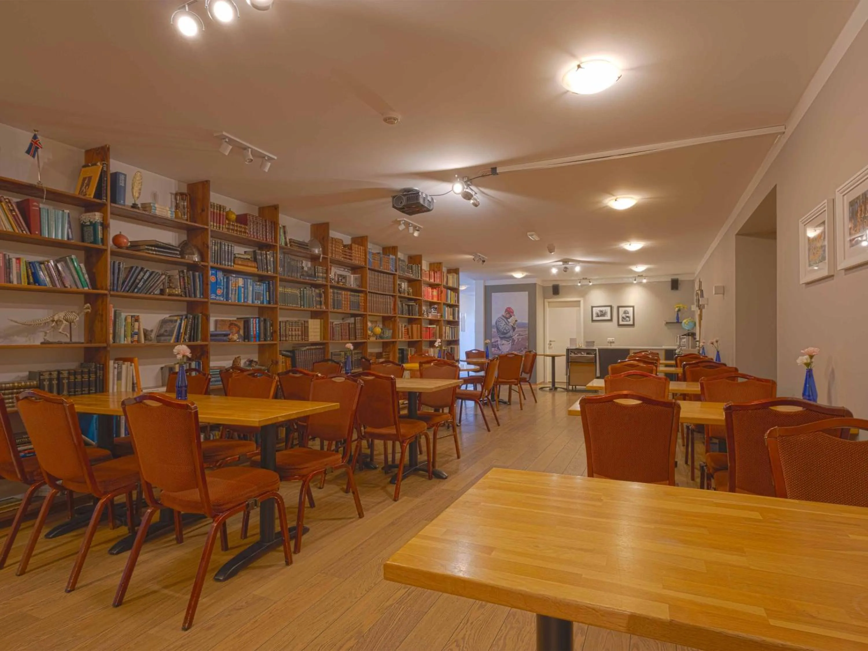 Library in Hótel Húsavík