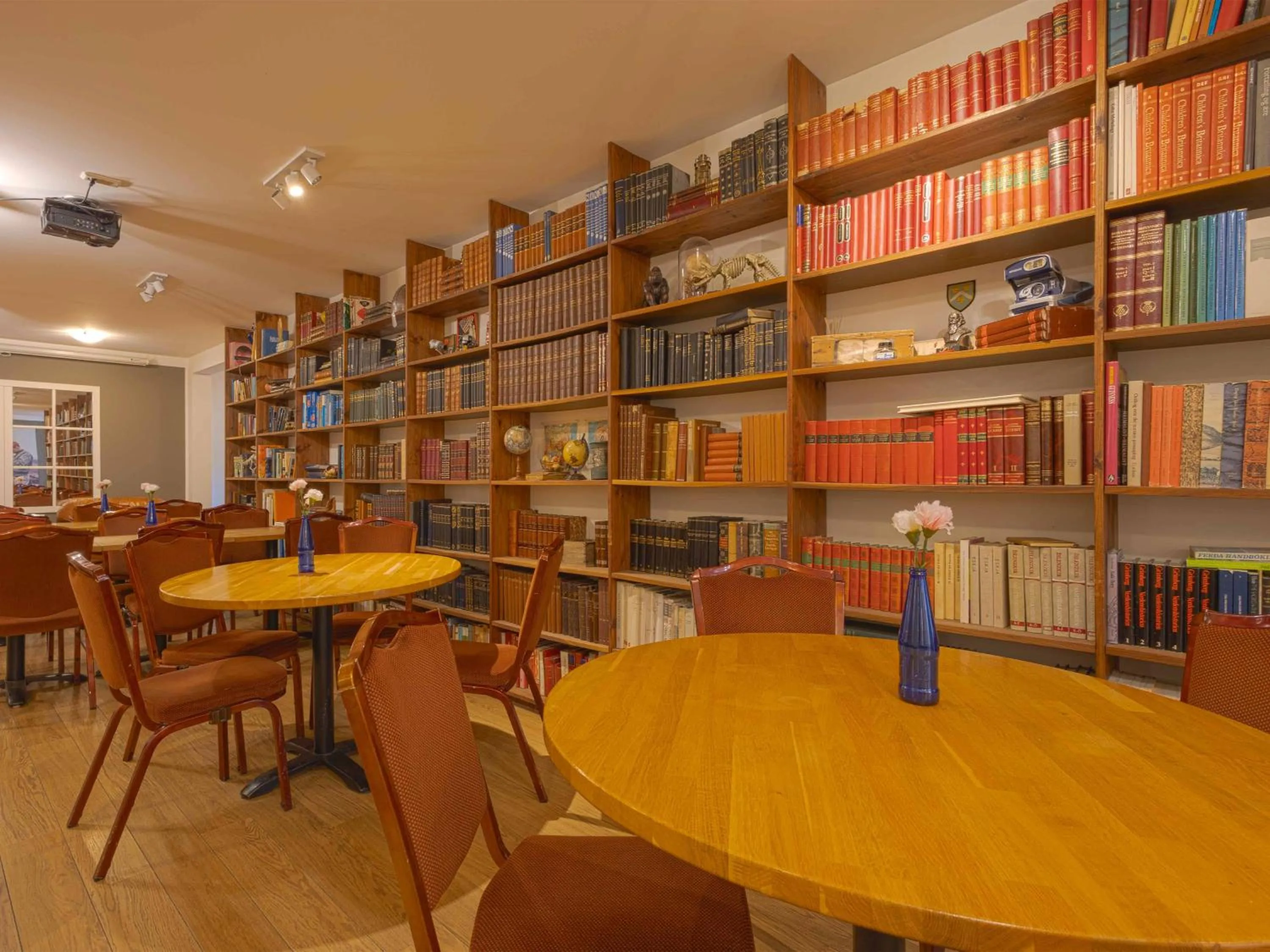 Library in Hótel Húsavík