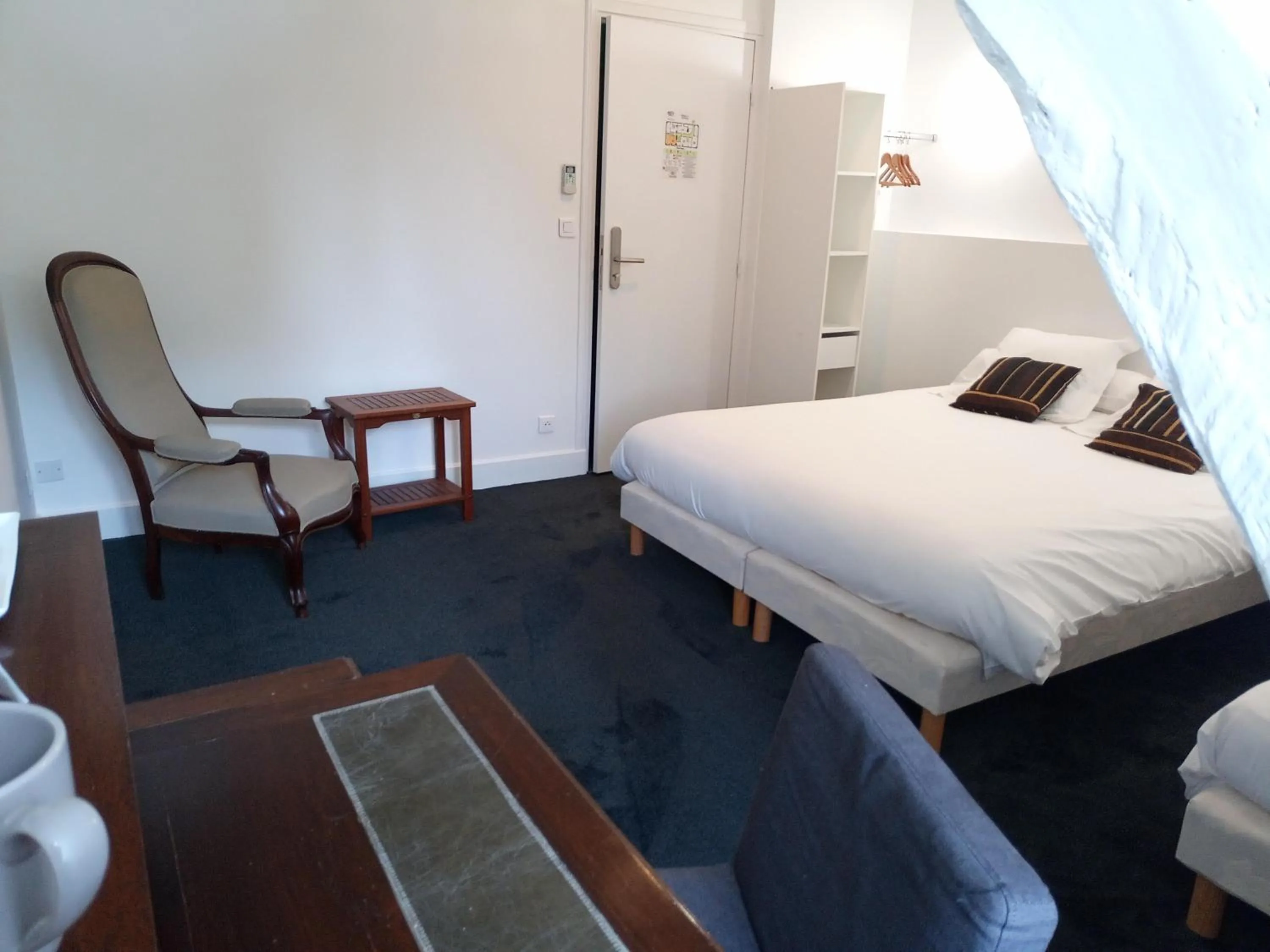 Shower, Bed in Domaine de Bel Air