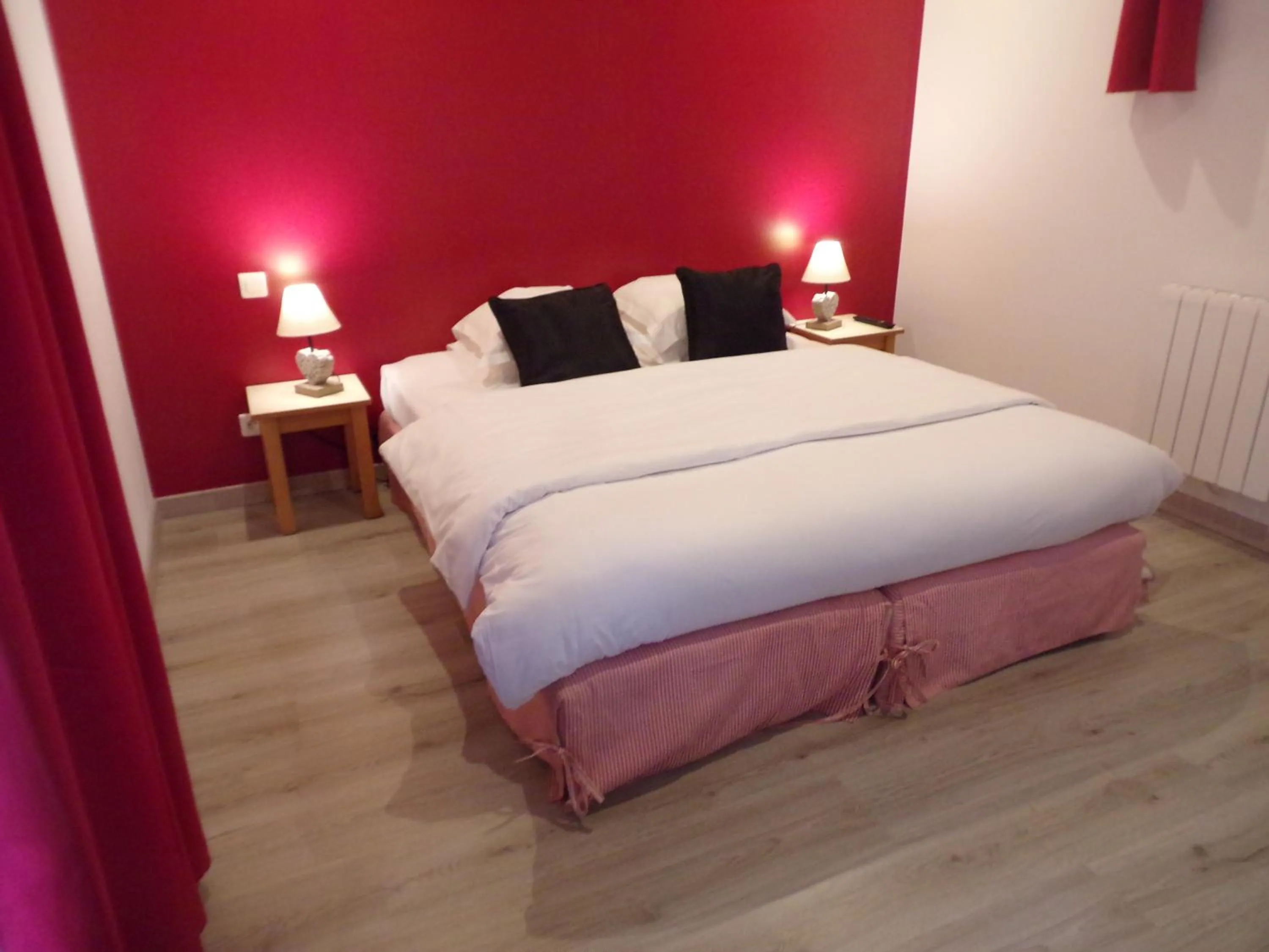 Shower, Bed in Domaine de Bel Air